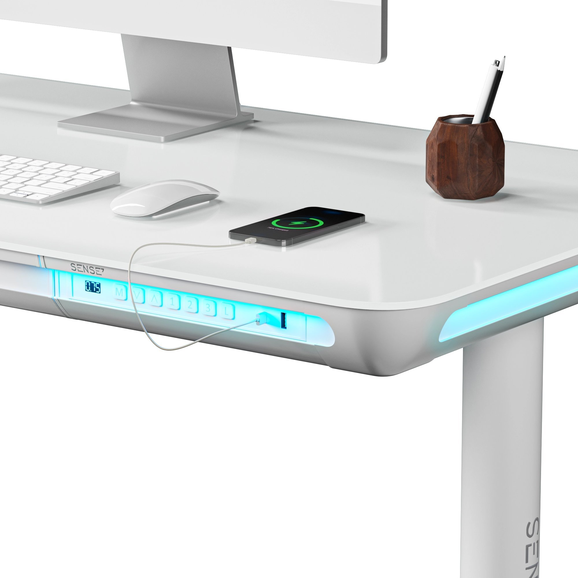 Witte bureau met monitor, muis, penhouder en telefoon opladen. Blauw LED-licht.