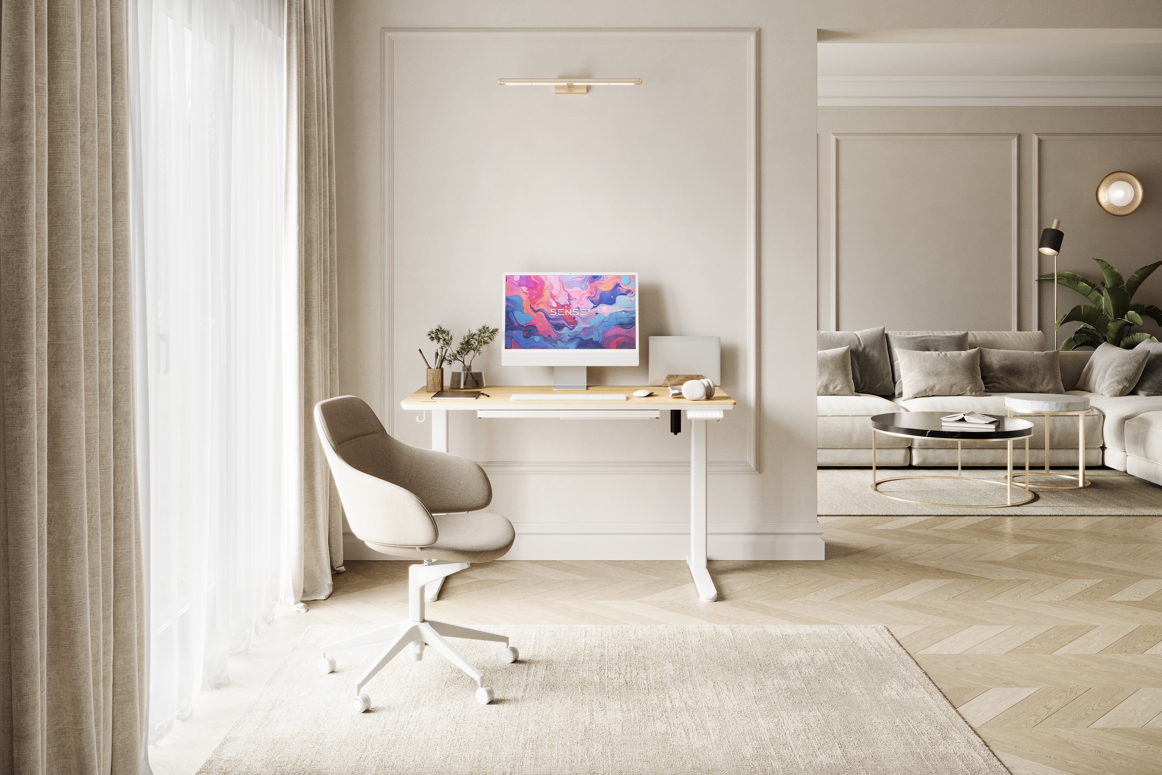 Ein Heimbüro mit Schreibtisch, Computer und Stuhl. Ein Wohnbereich befindet sich im Hintergrund.