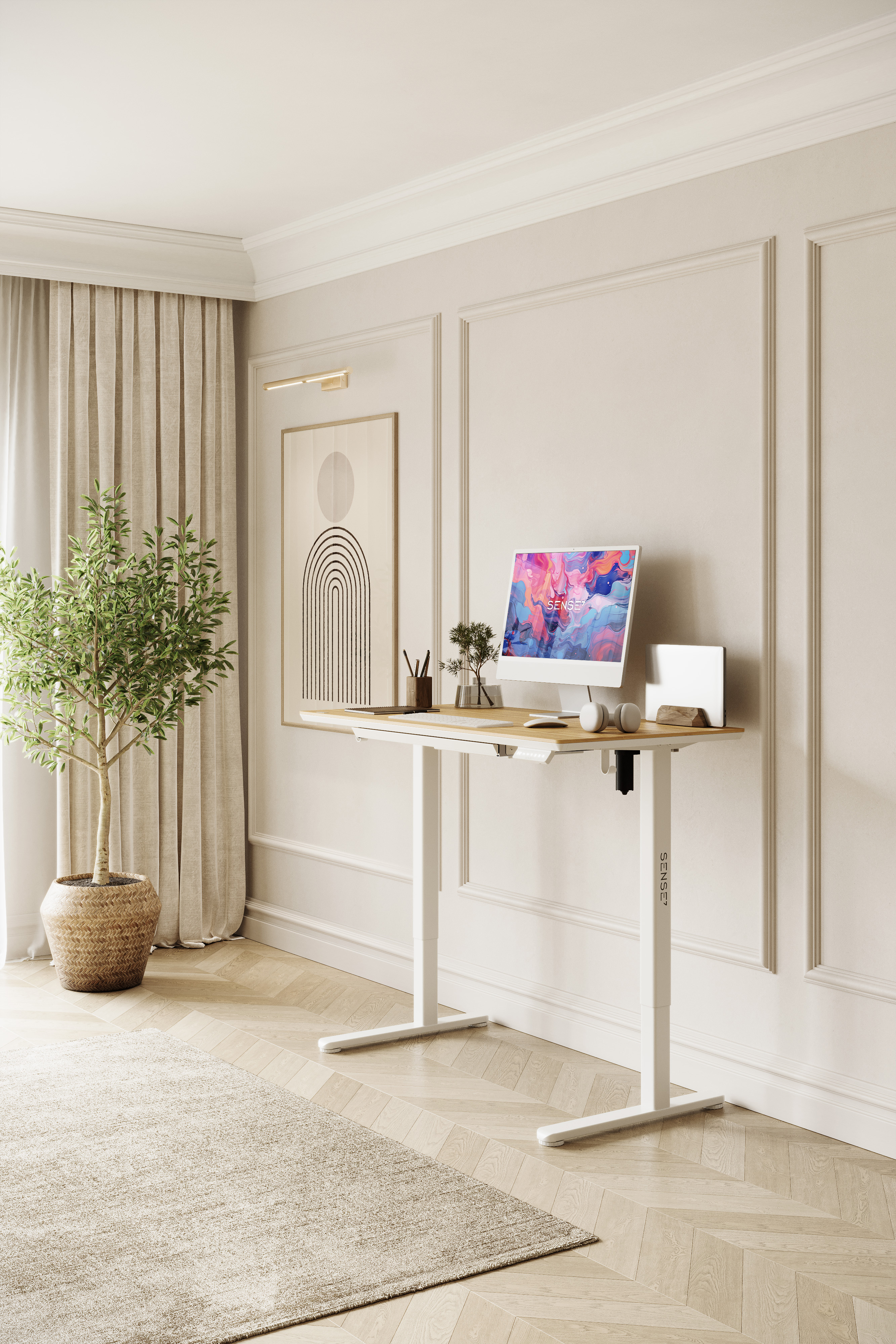 Modernes Büro mit Stehpult und Olivenbaum.