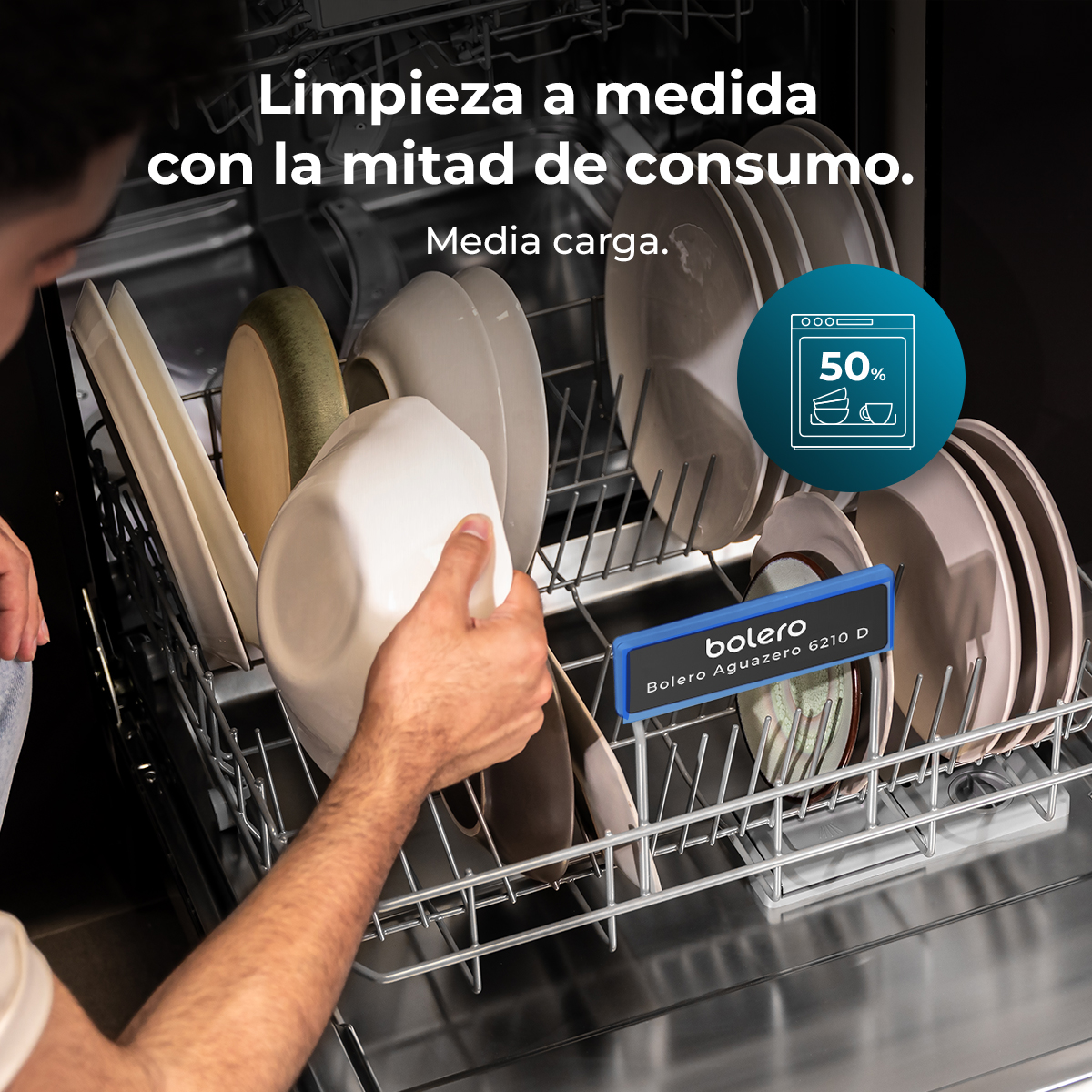 Osoba ładująca naczynia do zmywarki. Naczynia obejmują talerze i miski. Tekst i ikona 50%.