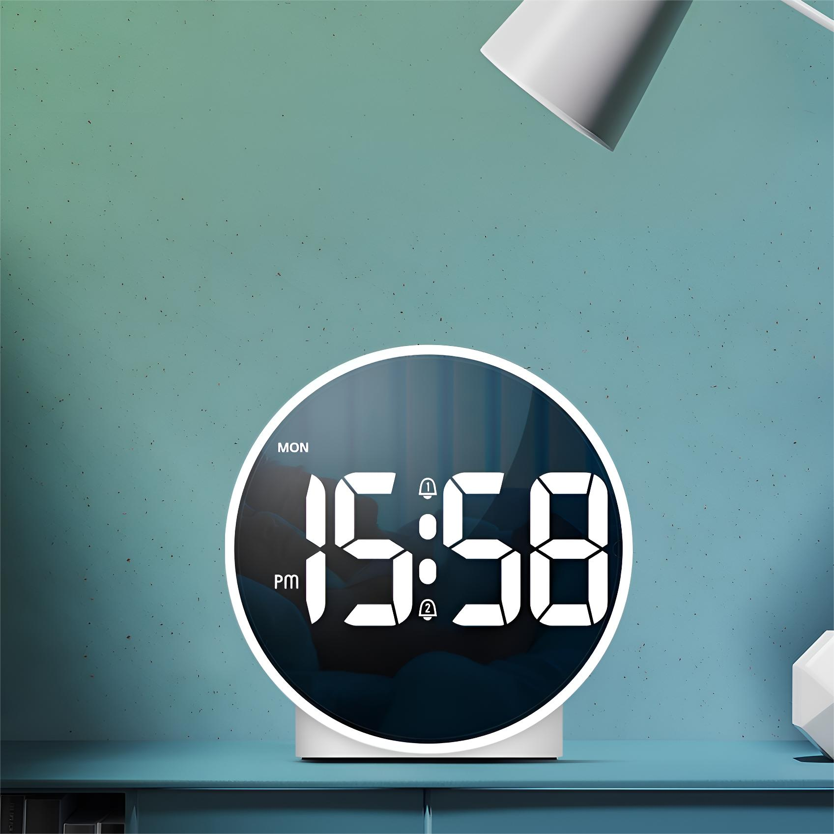 Digitaluhr, die 15:58 Uhr anzeigt, auf blauem Hintergrund.