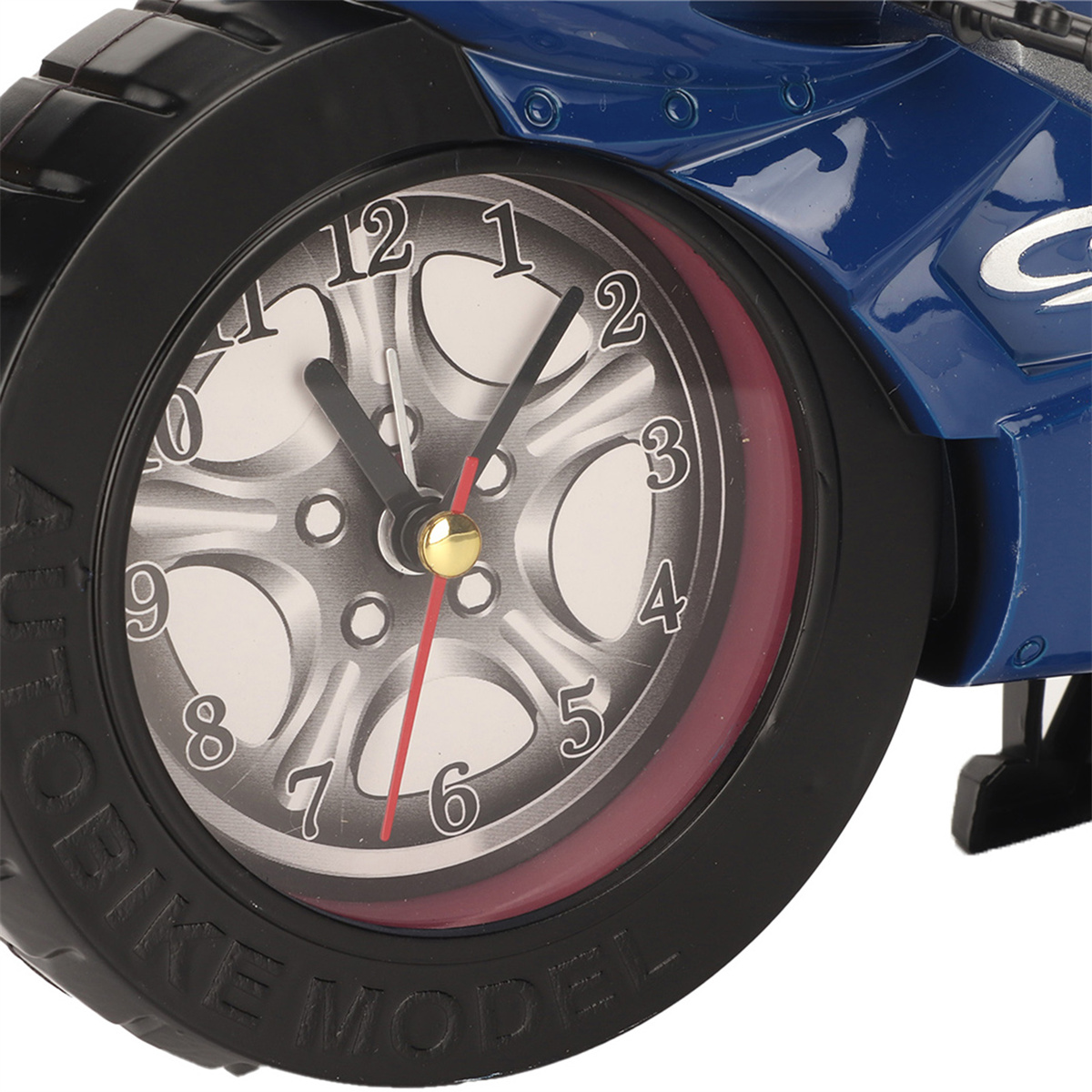 Eine Motorradraduhr mit schwarzem Reifen, rotem Ring und silbernem Zifferblatt. Blauer Fahrzeugkörper.