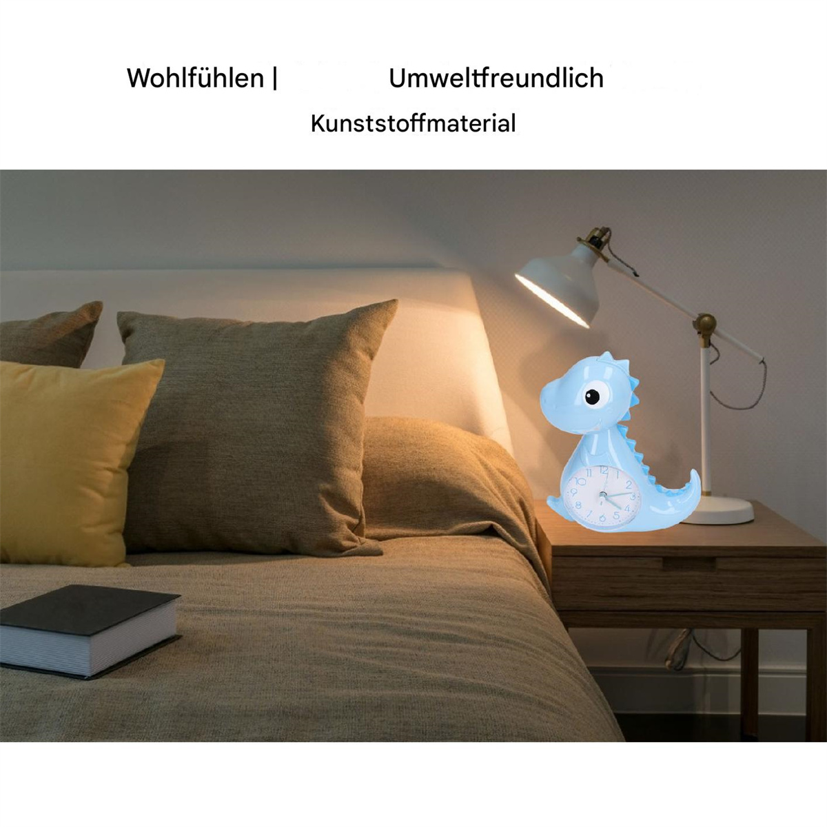 Ein hellblaues Dinosaurier-Wecker auf einem Nachttisch neben einem Bett und einer Lampe.