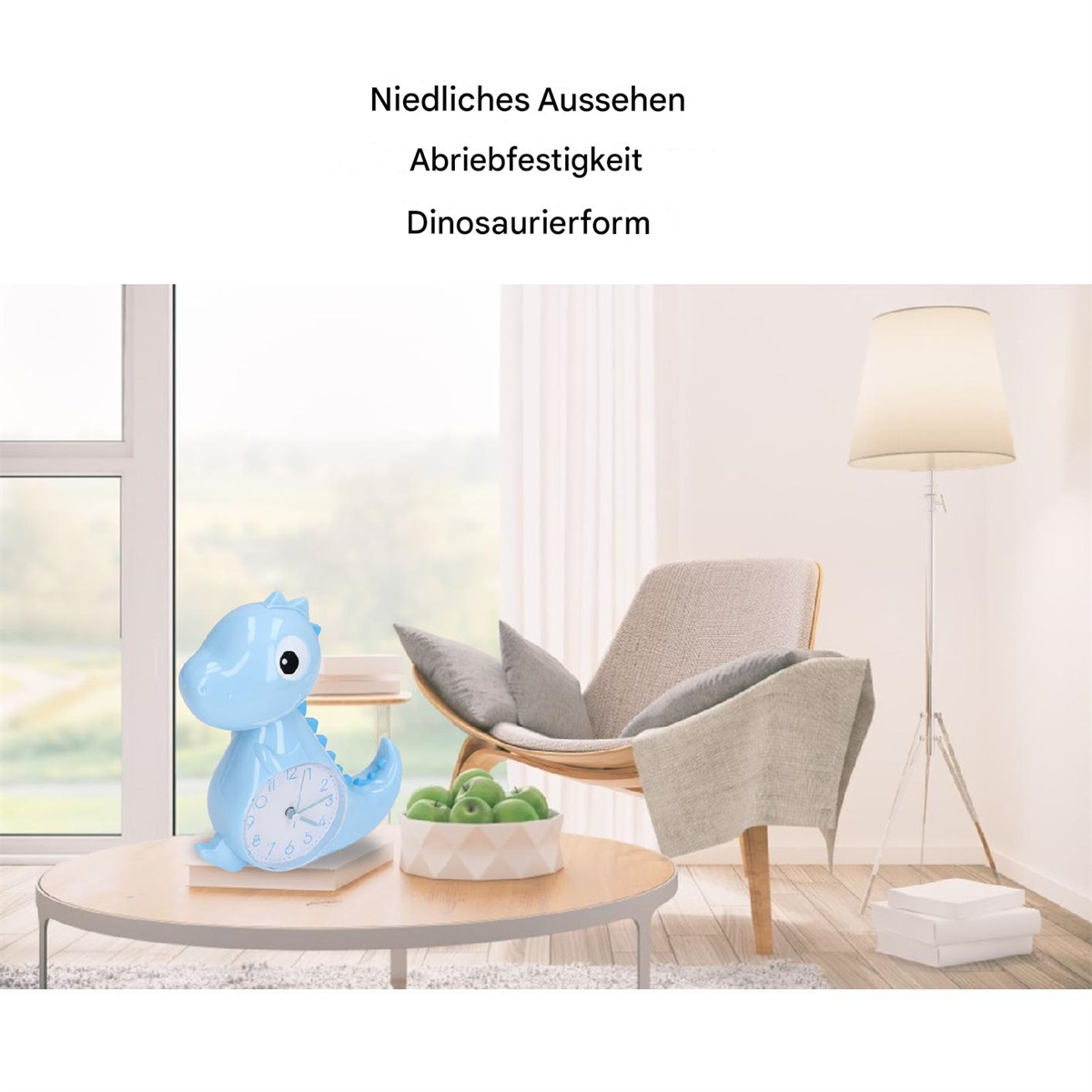 Blaue Dinosaurieruhr auf einem Tisch. Ein Stuhl, Äpfel und eine Lampe befinden sich im Hintergrund.