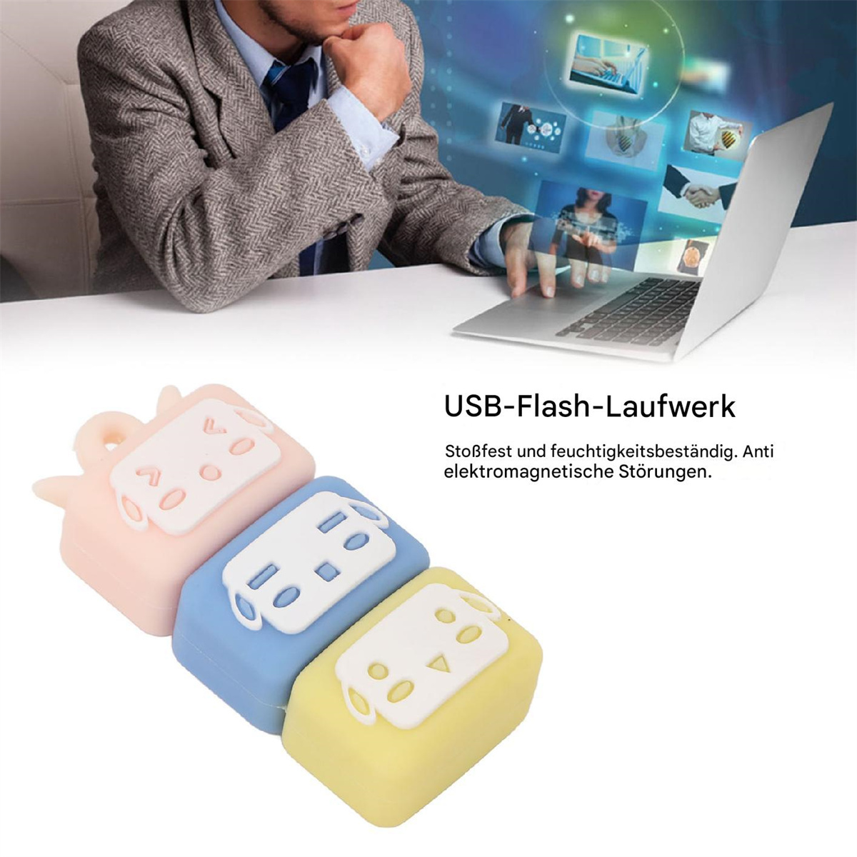 Drei bunte USB-Laufwerke in Katzenform neben einem Laptop. Eine Person arbeitet am Laptop.