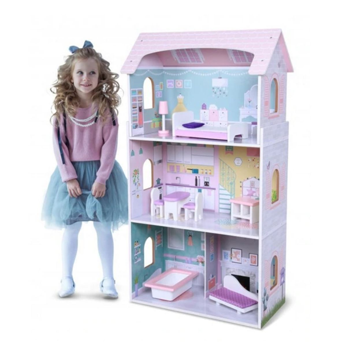 Ein Mädchen steht neben einem Puppenhaus mit drei Etagen. Das Puppenhaus hat Möbel in jedem Zimmer.