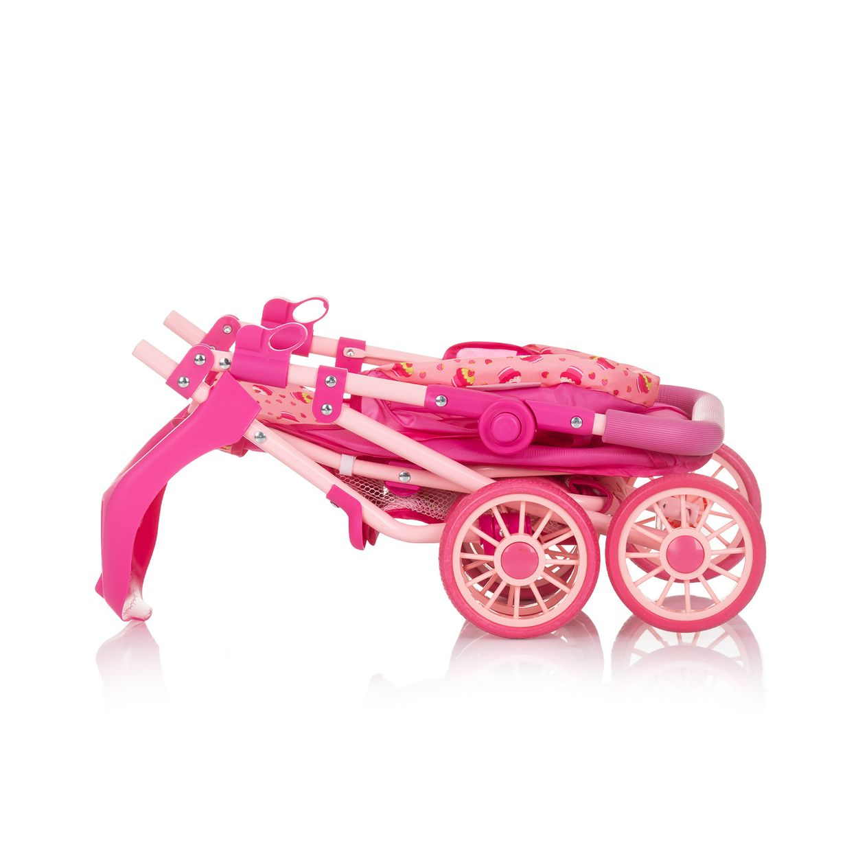 Ein zusammengeklappter, rosa Puppenwagen. Er hat rosa Räder und eine rosa Abdeckung.