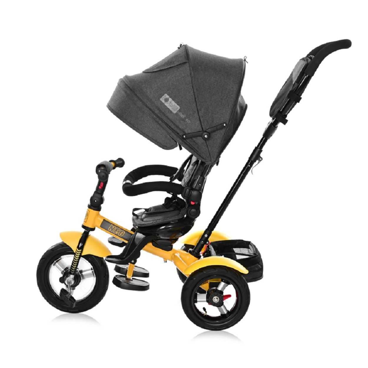 Un triciclo amarillo con capota gris, manillar negro y asiento para niños, sobre blanco.