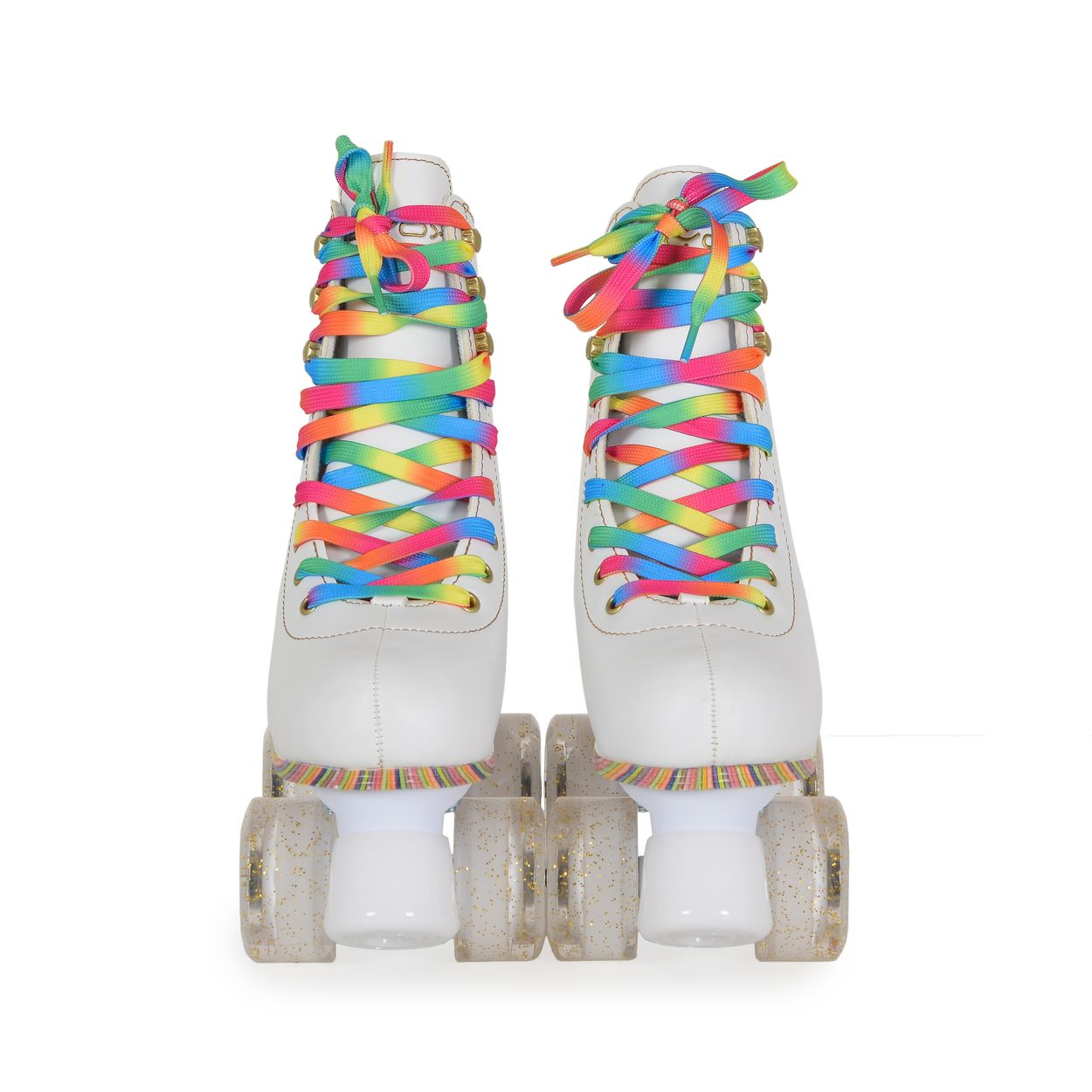 Weiße Rollschuhe mit Regenbogen-Schnürsenkeln und Glitzerrollen auf weißem Grund.