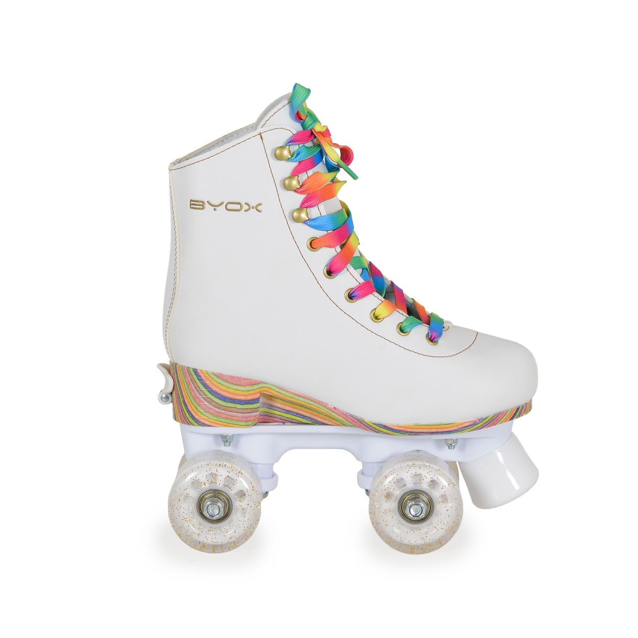 Weißer Rollschuh mit Regenbogen-Schnürsenkeln und Rollen. Weißer Hintergrund.