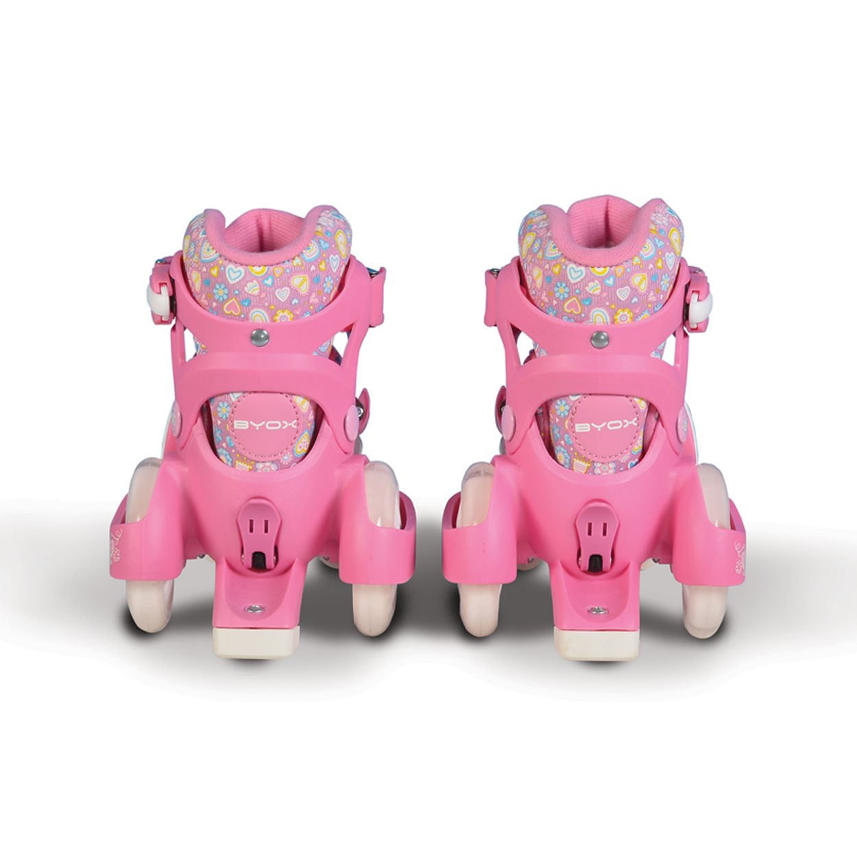 Zwei rosa Rollschuhe auf Weiß. Die Schlittschuhe haben bunte Muster und weiße Räder.