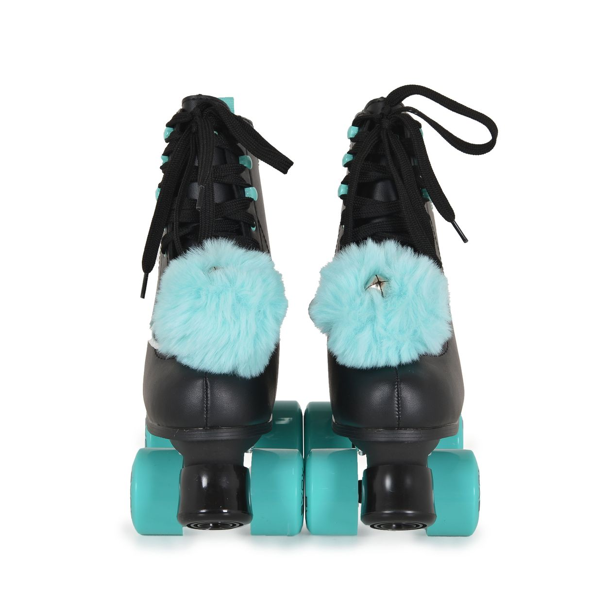 Schwarze Rollschuhe. Türkisfarbene Rollen und Schnürsenkel, flauschige türkisfarbene Pompons hinten.