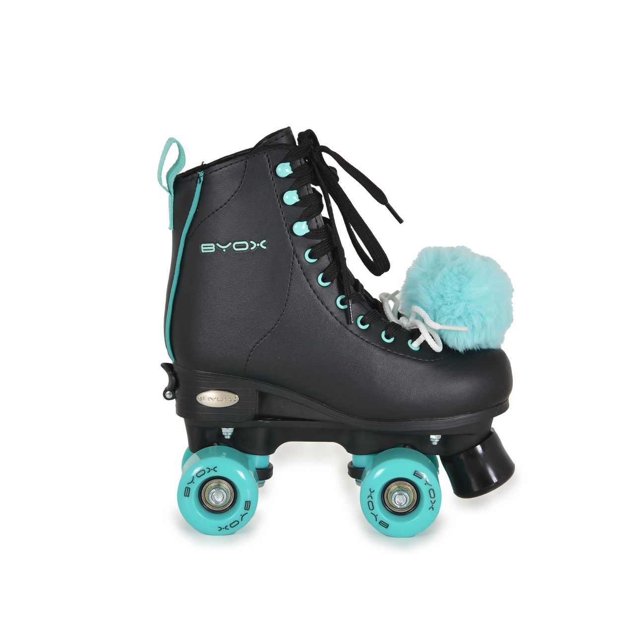 Schwarze Rollschuhe mit aqua Akzenten und Pompons. Weißer Hintergrund.