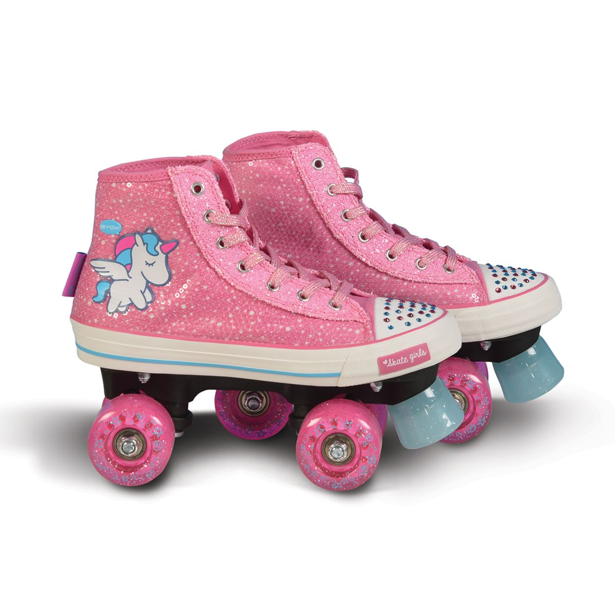 Ein Paar rosa Rollschuhe mit einem Einhorn auf der Seite, weißer Hintergrund.