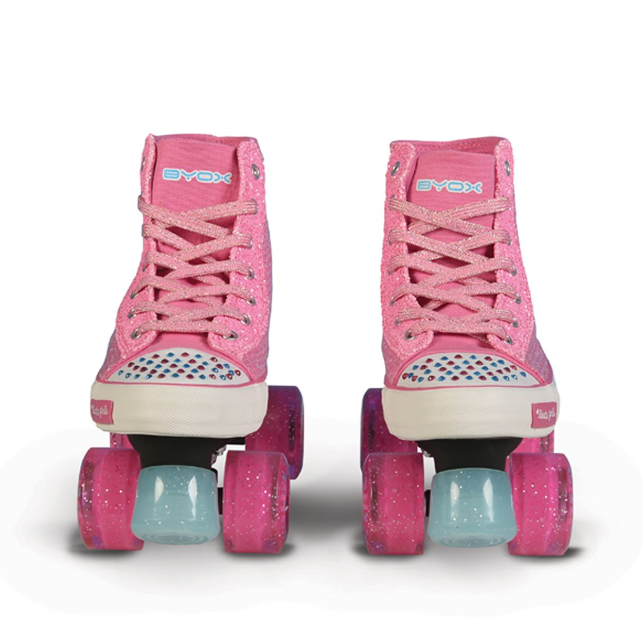 Paar pinkfarbener Rollschuhe mit Glitzerdetails auf weißem Hintergrund.