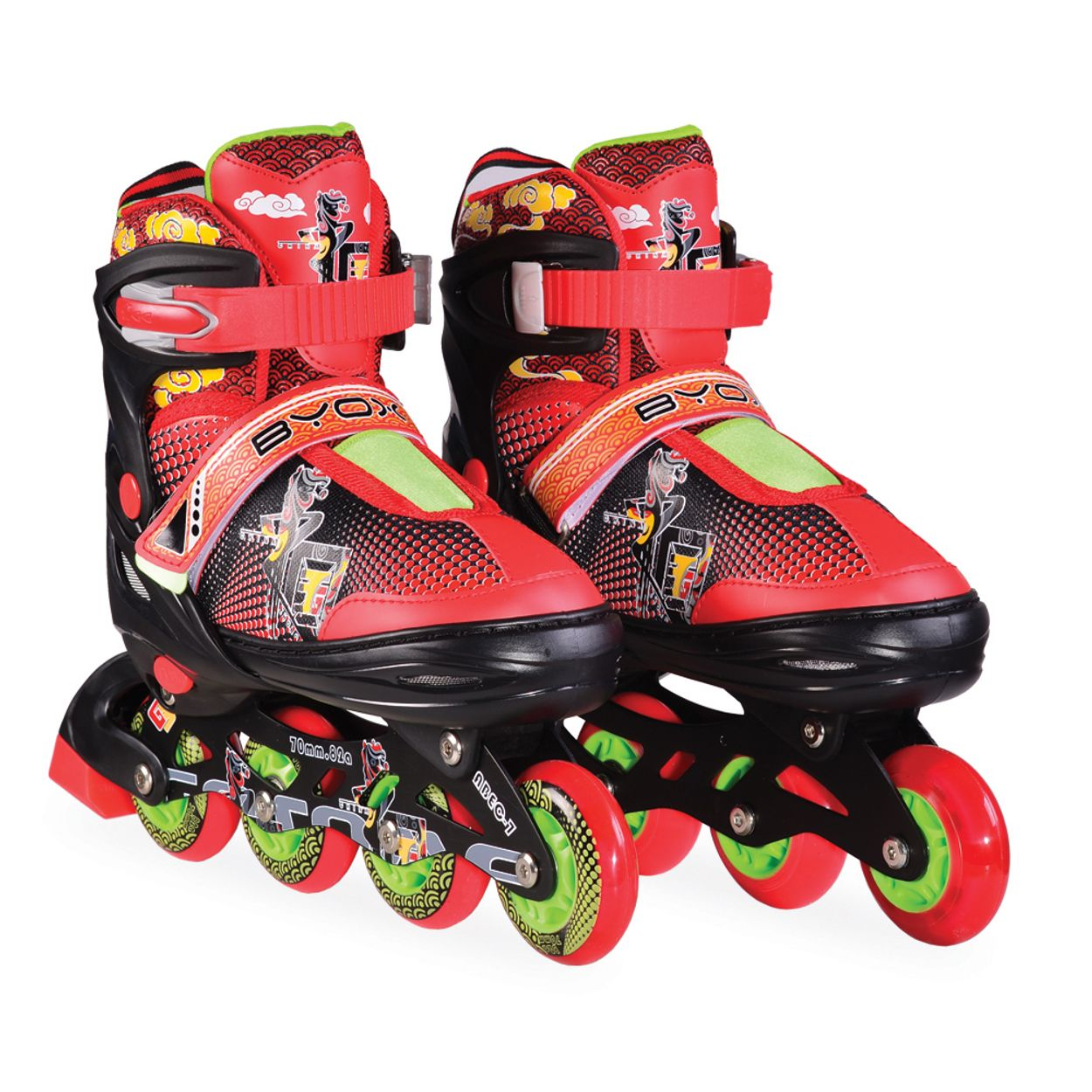 Rote und schwarze Rollschuhe mit grünen Rädern. Die Rollschuhe haben Riemen und Designs. Weißer Hintergrund.