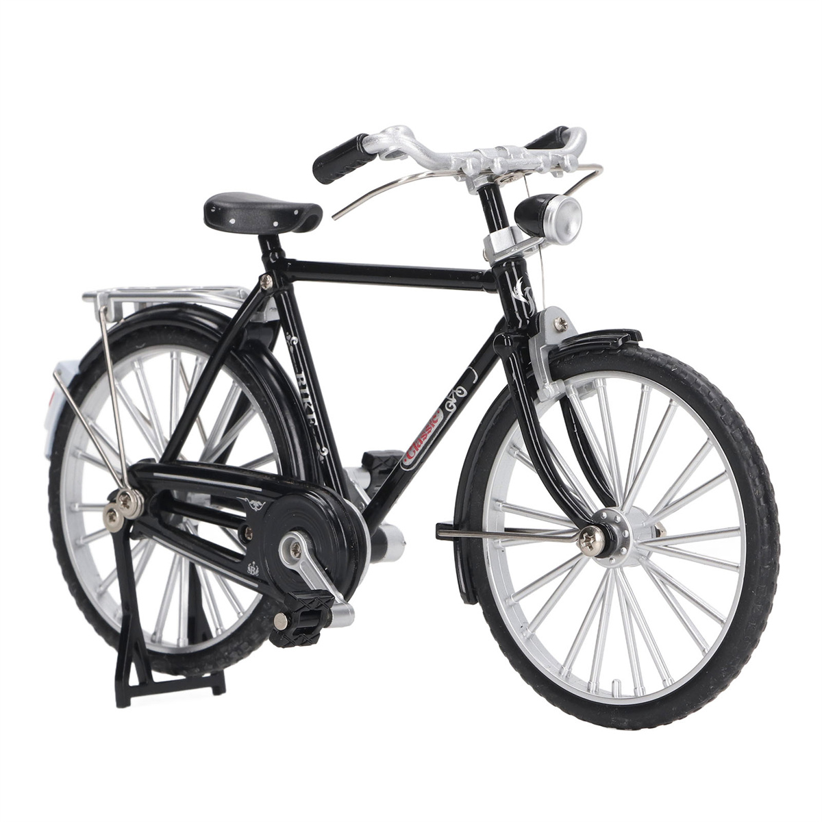 Schwarzes Fahrrad mit silbernen Details auf weißem Hintergrund, mit Ständer.