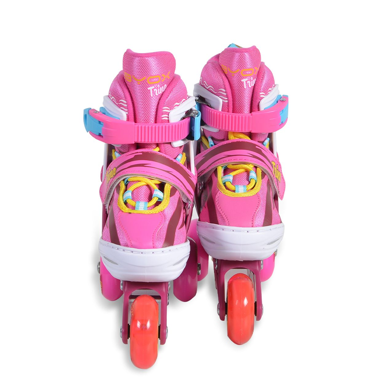 Zwei pinke Inlineskates stehen aufrecht. Sie stehen vor einem weißen Hintergrund.