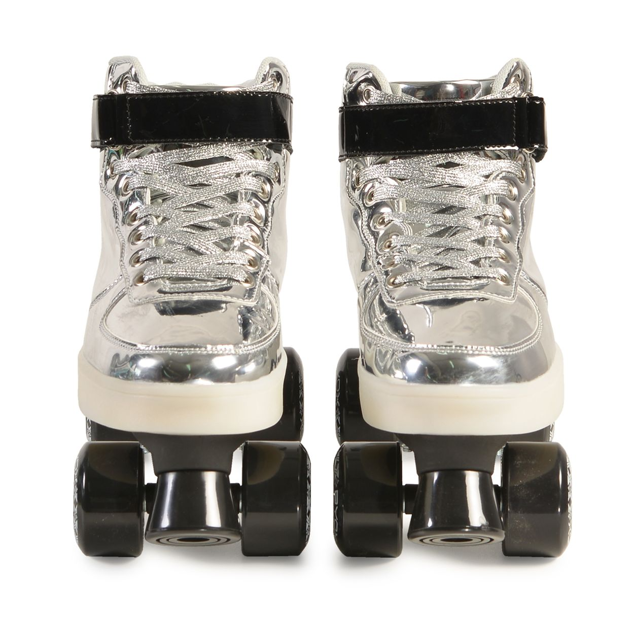Paar silberne Rollschuhe mit schwarzen Riemen und Rädern. Weißer Hintergrund.