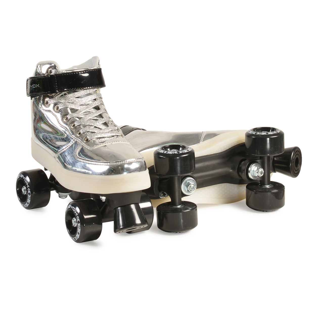 Ein Paar silberne Rollschuhe. Die Schlittschuhe haben schwarze Rollen und einen schwarzen Riemen.