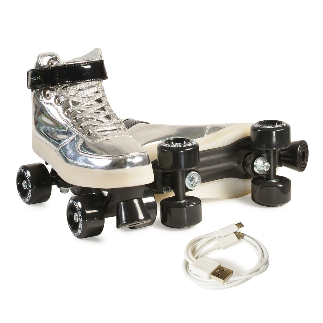 Silberne Rollschuhe mit schwarzen Rädern und einem weißen USB-Kabel. Ein Schuh ist nah dran.