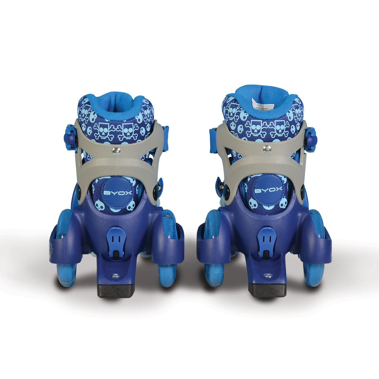 Ein Paar blaue Rollschuhe mit Totenkopfmuster.