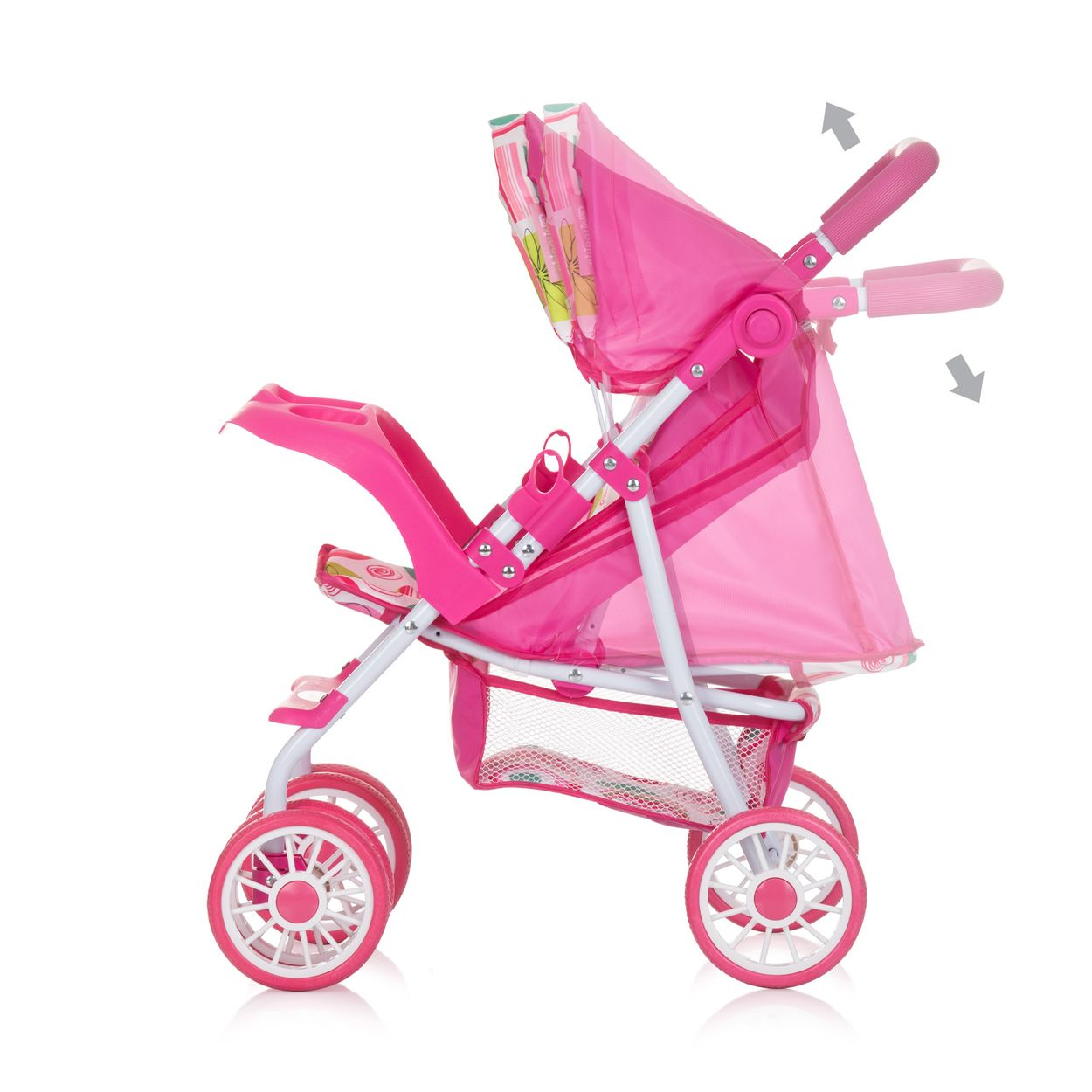 Ein rosa Spielzeug-Kinderwagen mit rosa Verdeck vor weißem Hintergrund.