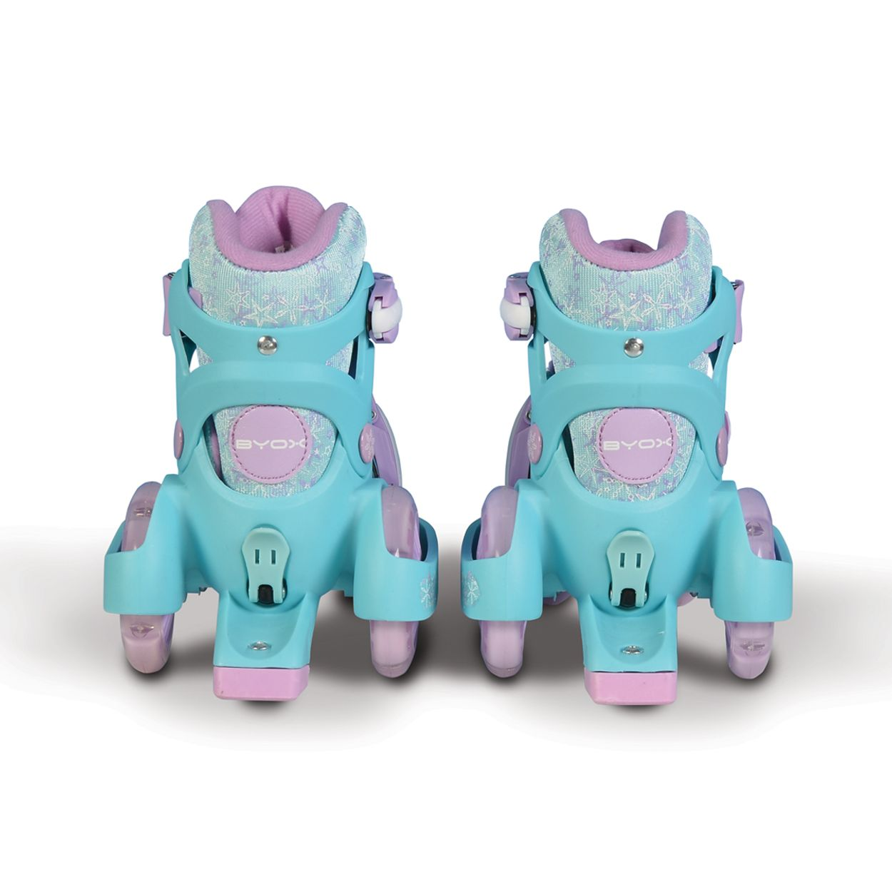 Zwei Paar blau-lila Rollschuhe, von hinten gesehen. Die Rollschuhe haben rosa und lila Details.