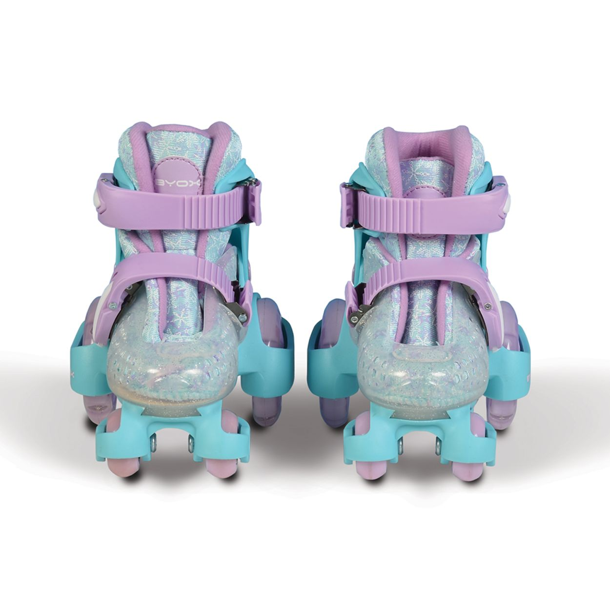 Zwei Paar blau-lila Rollschuhe, Rückansicht, mehrere Rollen.