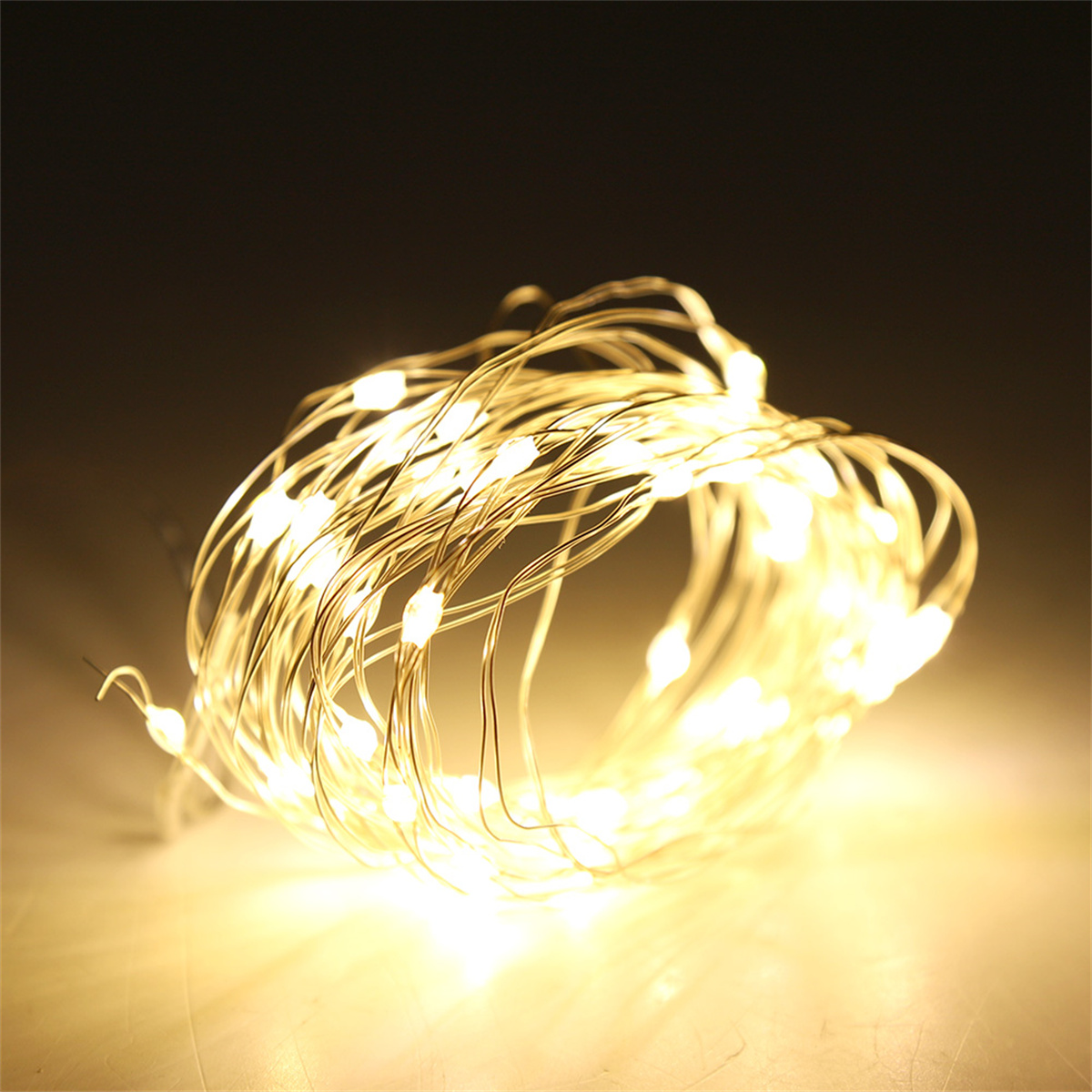 Eine Ansammlung warmer weißer LED-Leuchten auf dunklem Hintergrund.