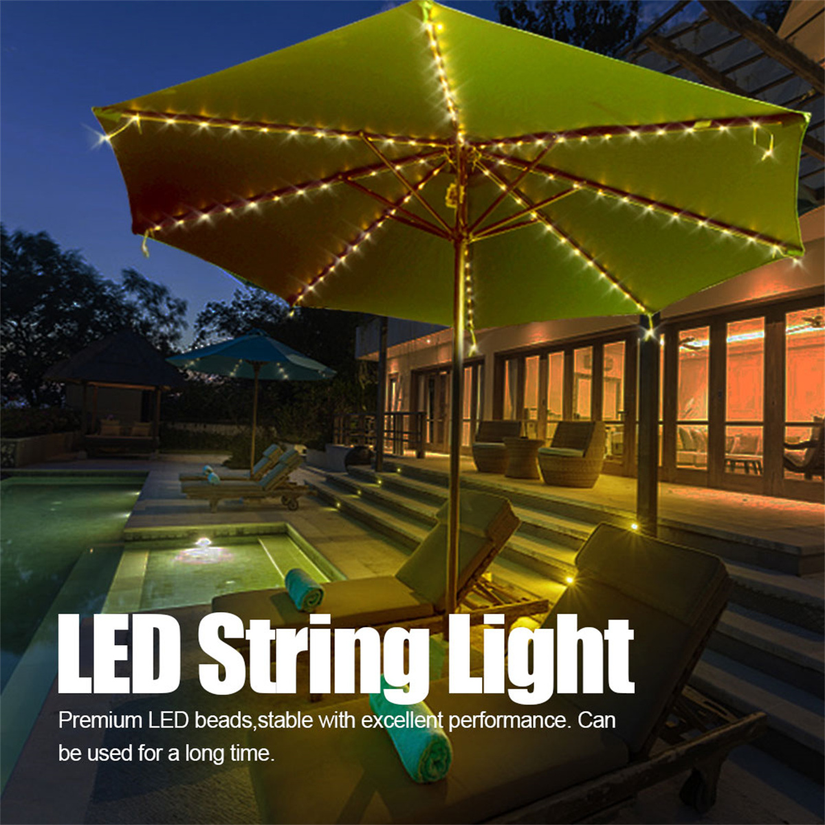 Grüner Sonnenschirm mit LED-Lichterkette und Liegestuhl.