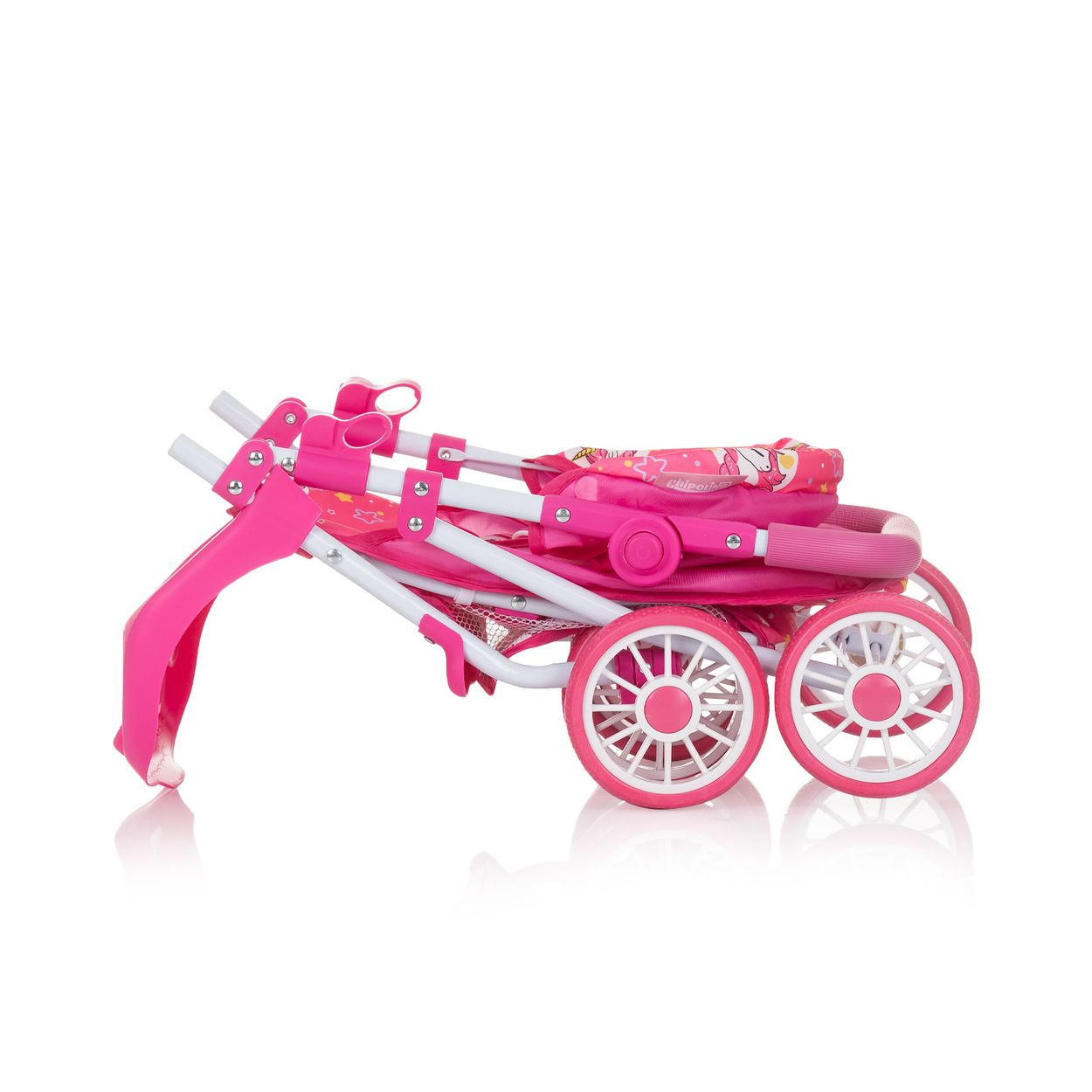 Pinkfarbener Puppenwagen, zusammengeklappt. Weißer Rahmen und Räder. Kleine Reflexion unten.