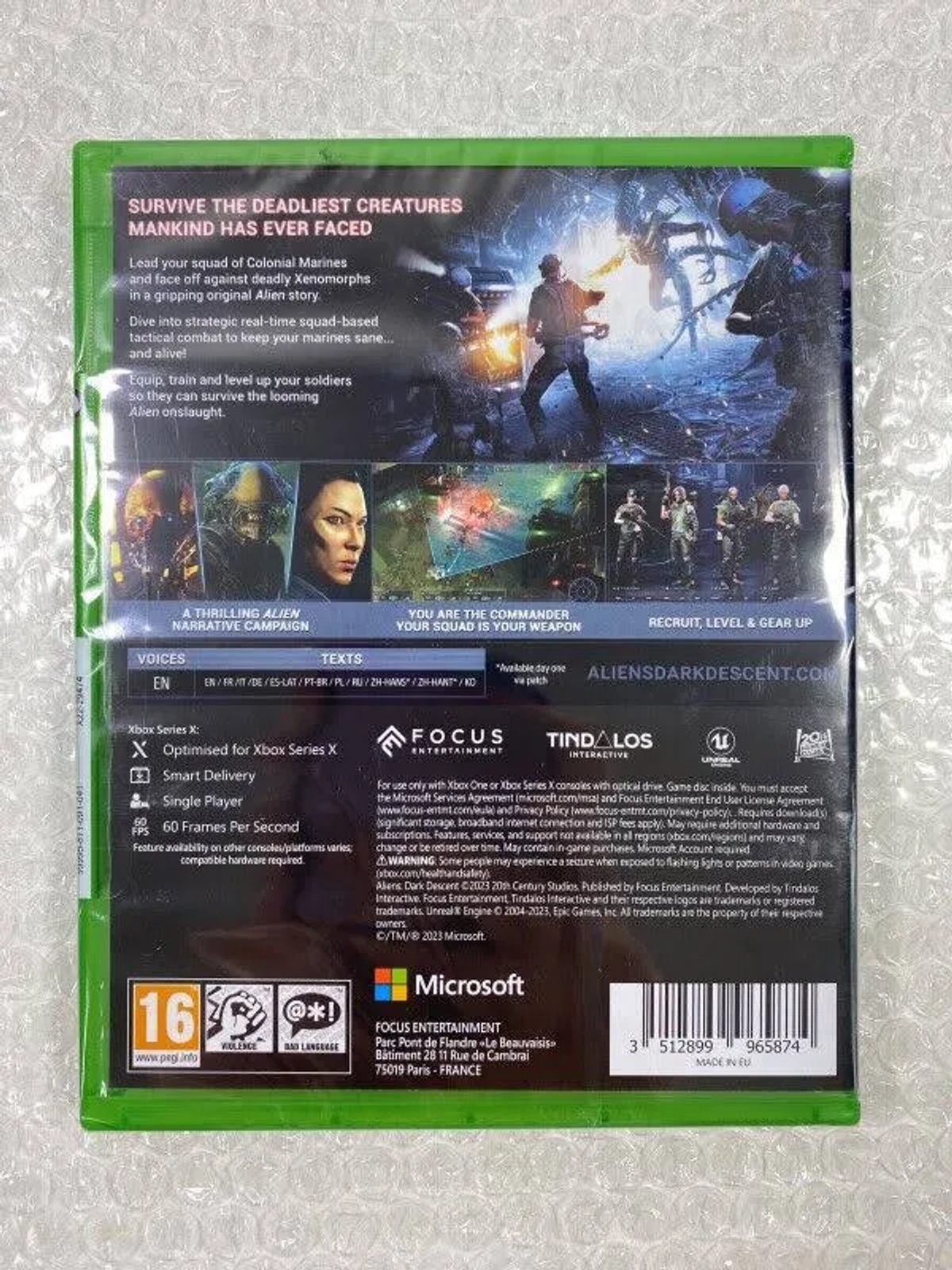 Rückseite einer Spielbox. Soldaten auf einer Mission und Text. Es steht 'Aliens: Dark Descent' und 'Xbox Series X'.