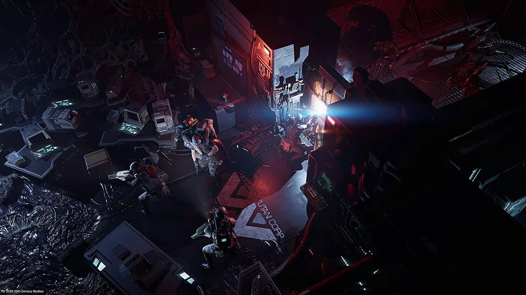 Sci-Fi-Szene mit Soldaten im Kampf. Rote Lichter und dunkle Umgebung. Einige Gebäude und Strukturen sichtbar.