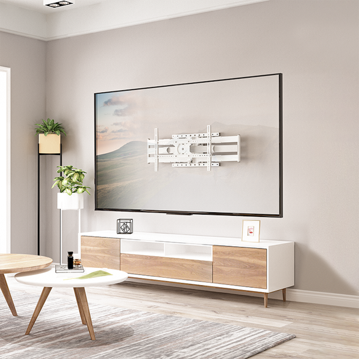 Een moderne woonkamer met een grote tv aan de muur. Een witte kast en twee planten staan ervoor.