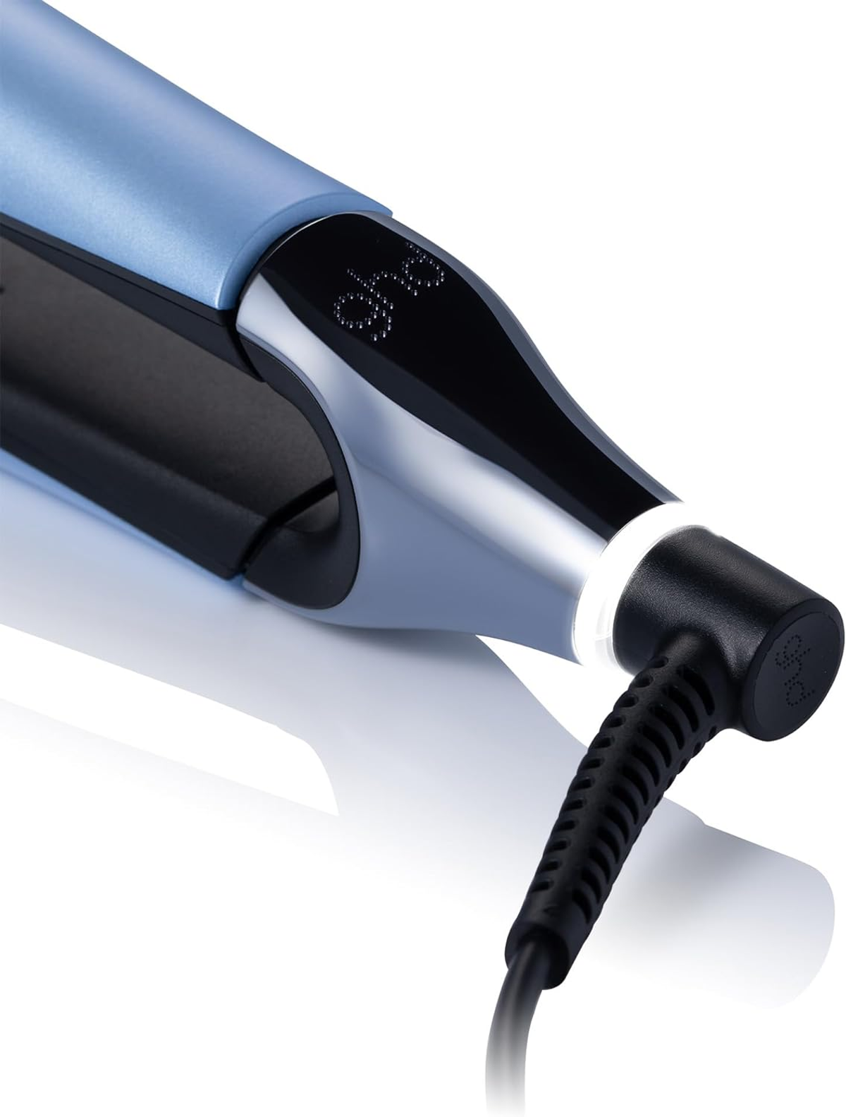 Primo piano di una piastra per capelli blu e nera con cavo.