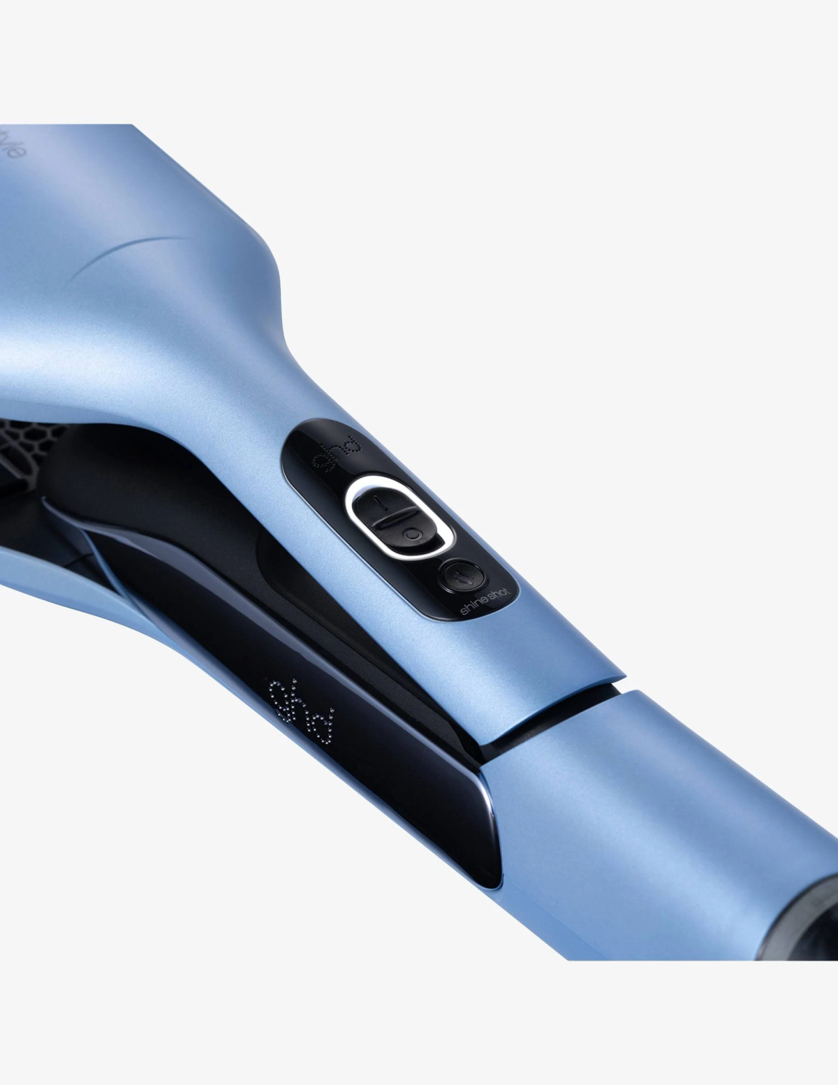 Primo piano di uno strumento blu per lo styling dei capelli con pulsanti. Lo strumento è su sfondo bianco.