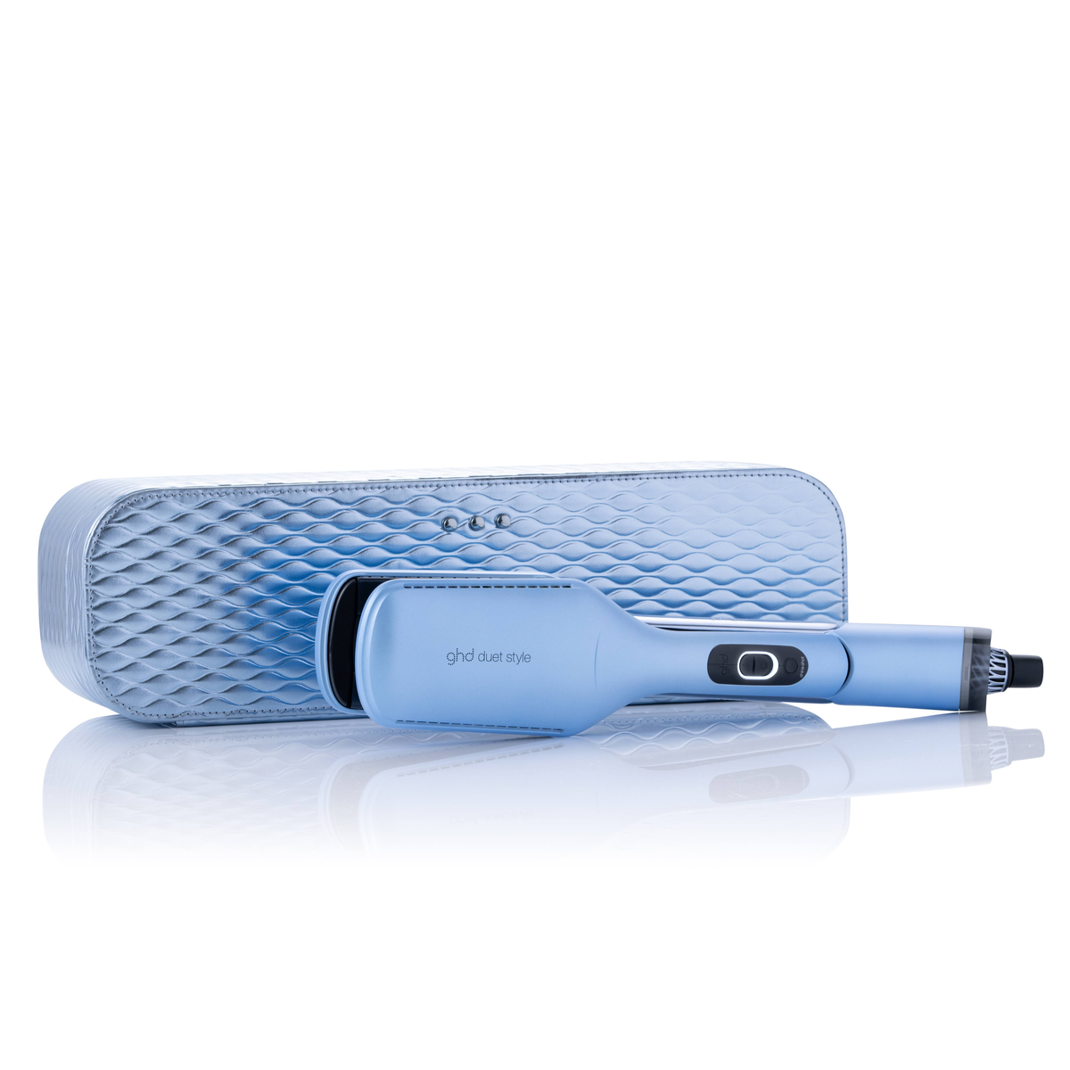 Strumento per lo styling dei capelli GHD e custodia, azzurro, su superficie riflettente bianca.