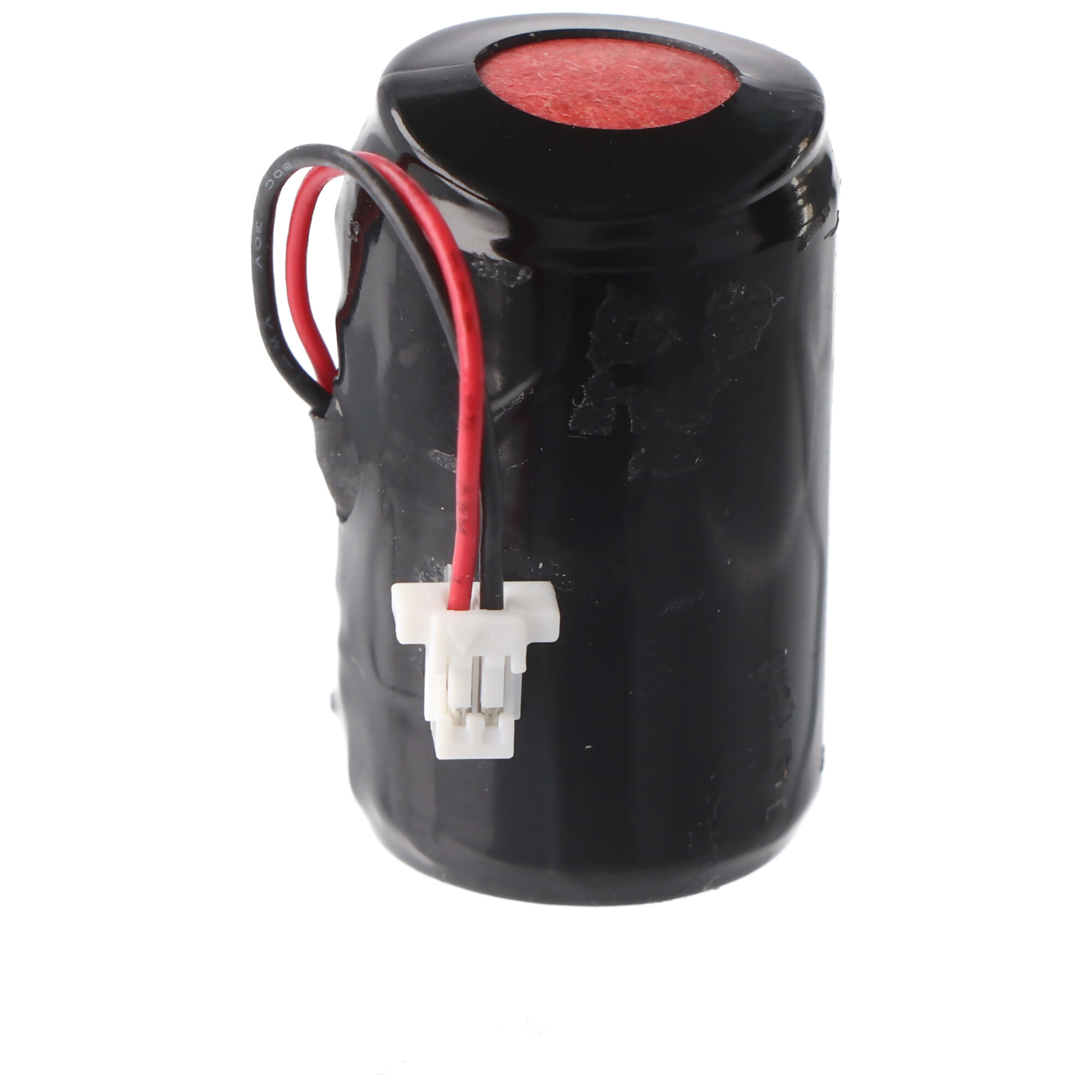 Schwarze Batterie mit roten Drähten und einem weißen Stecker auf weißem Hintergrund.
