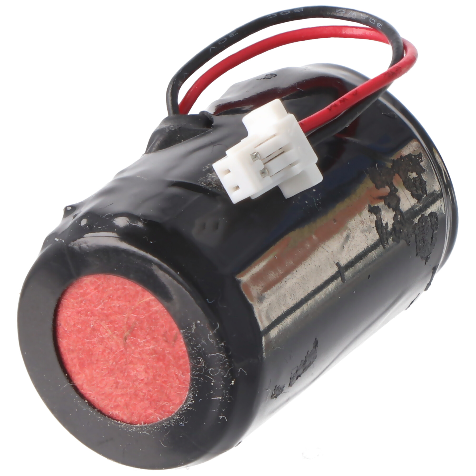 Schwarze zylindrische Batterie mit rotem Boden und Anschluss. Weißer Hintergrund.