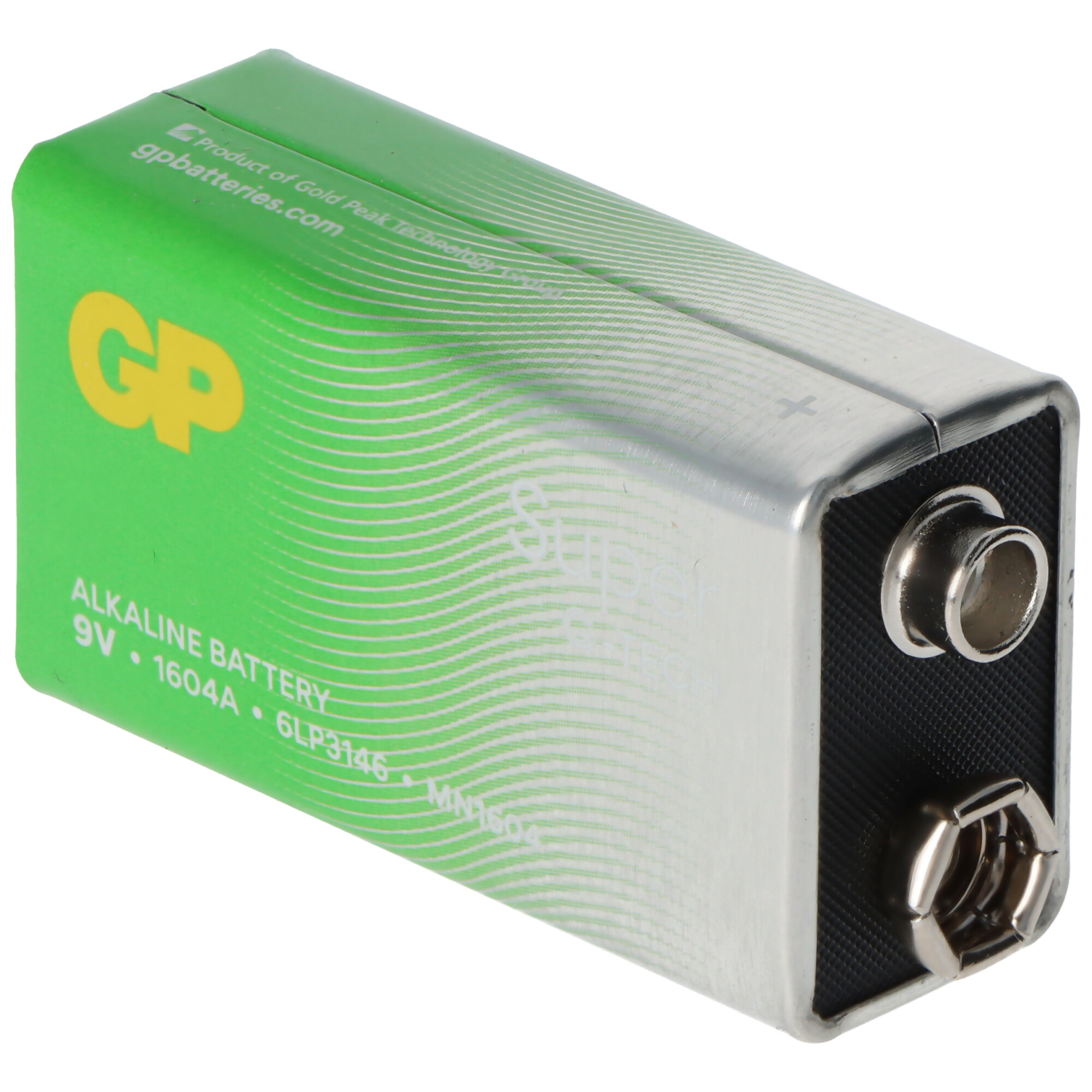 Eine grüne 9V-Alkalibatterie mit Markennamen und Text, die auf einer weißen Oberfläche mit weißem Hintergrund liegt.