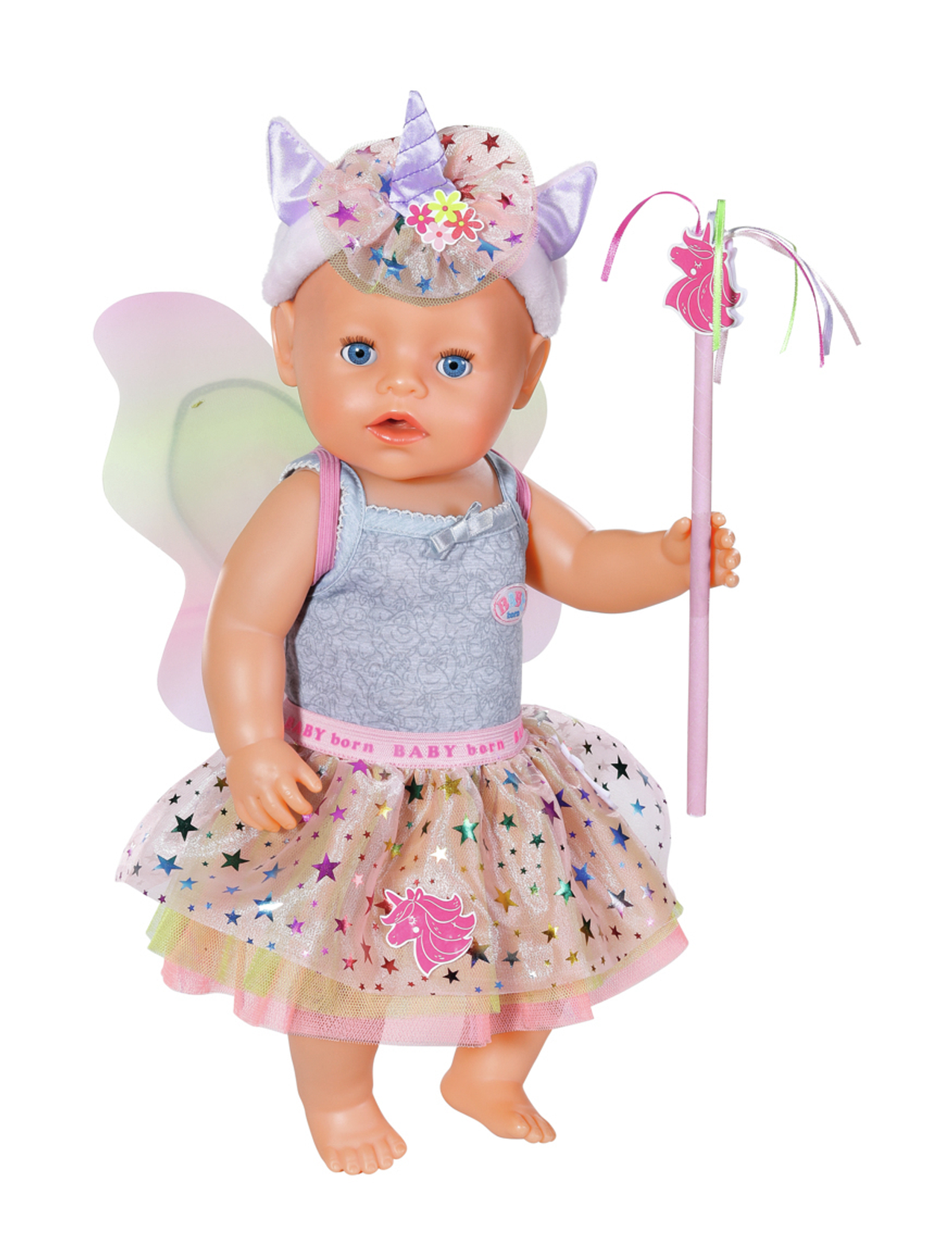 Babypuppe als Einhornfee verkleidet, hält einen Zauberstab, mit Flügeln.