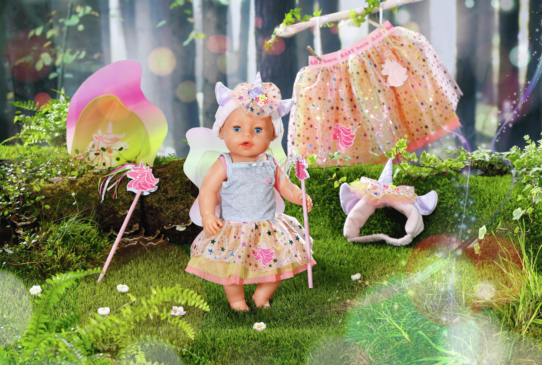 Puppe als Fee verkleidet, umgeben von Feen-Accessoires und Waldhintergrund.