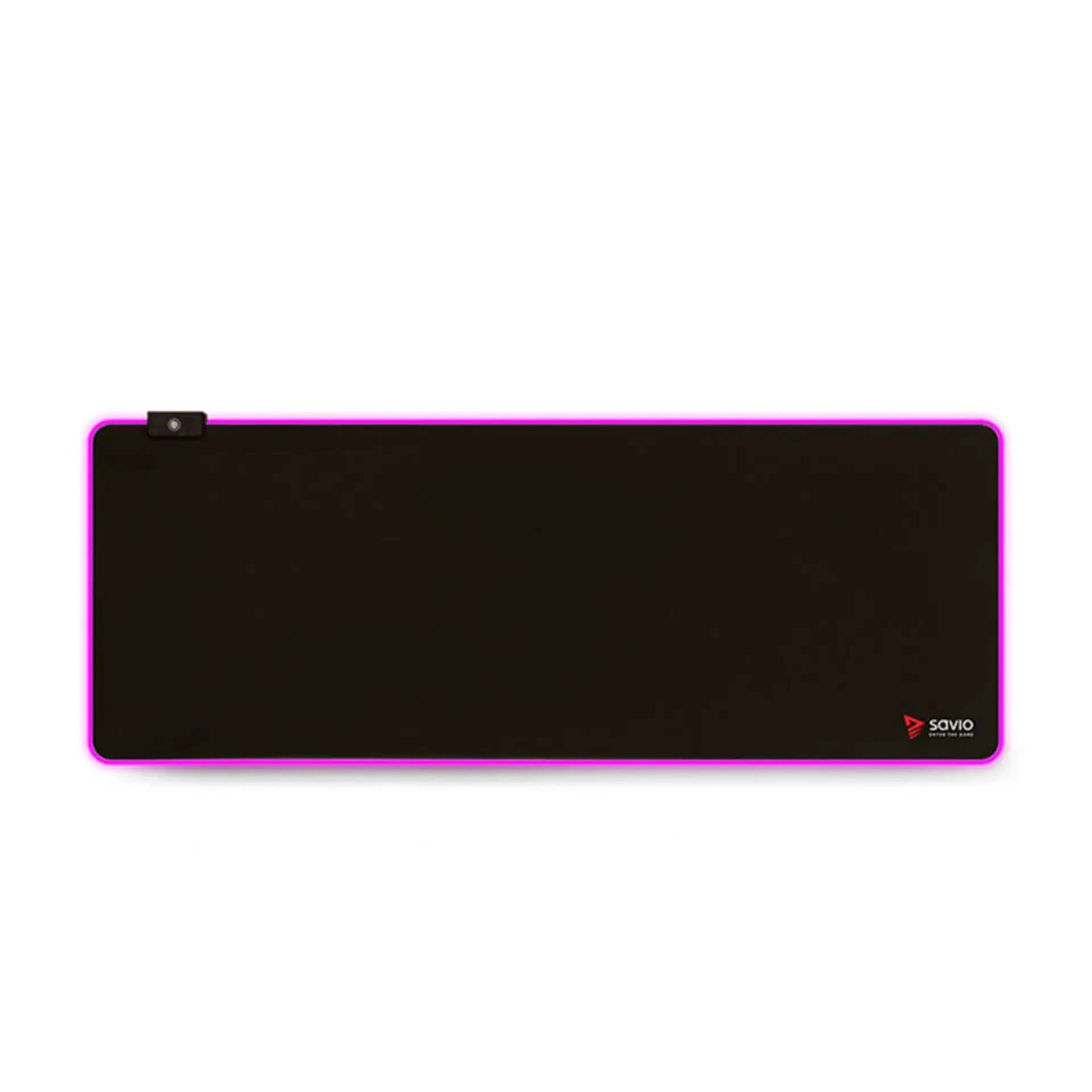 Czarna, rozszerzona podkładka pod mysz z różowym paskiem świetlnym na krawędziach. Tło jest białe.
