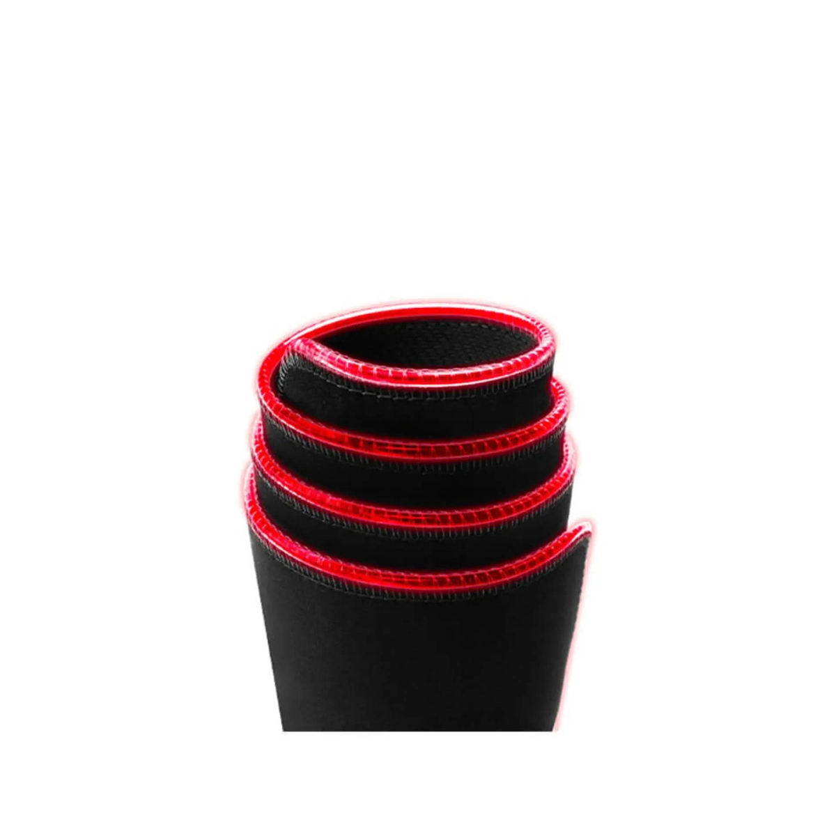 Zwinięta czarna podkładka pod mysz z czerwoną obwódką na białym tle.