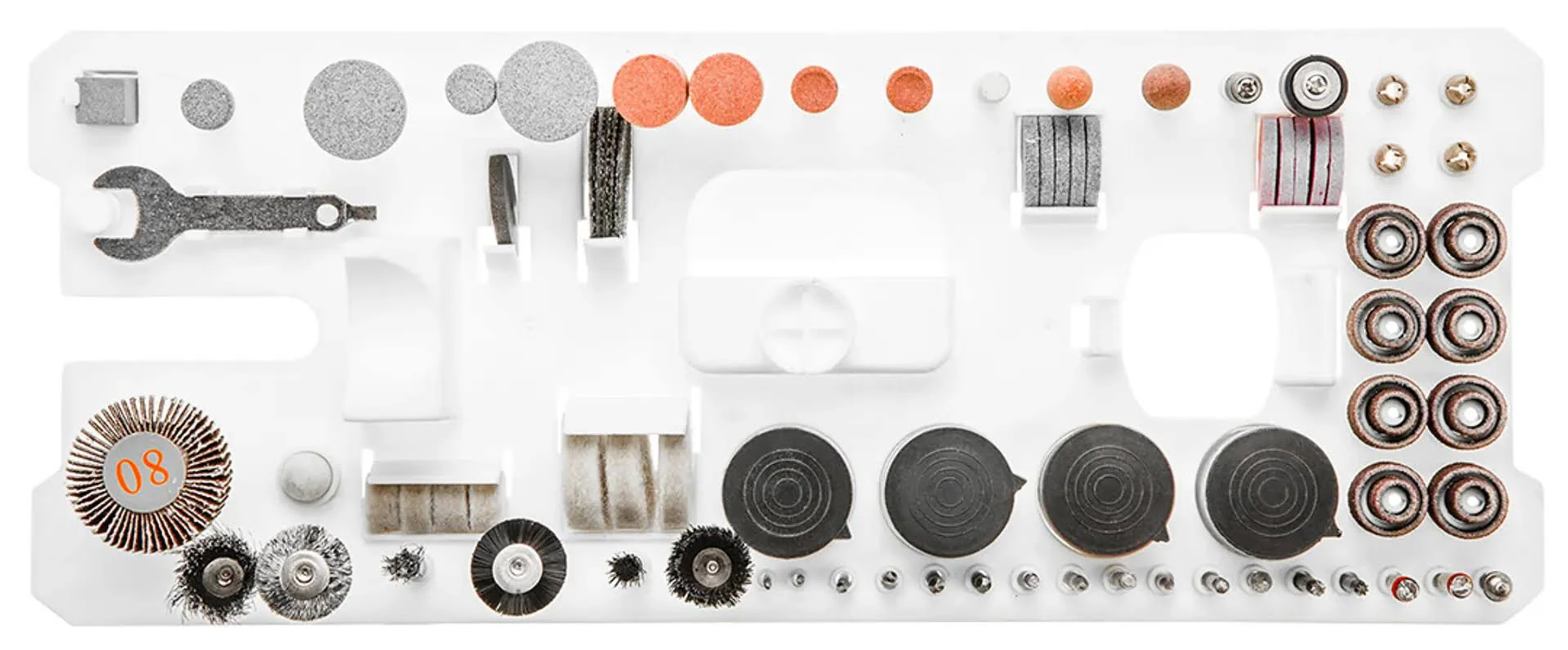 Assortimento di accessori per utensili rotanti su un vassoio bianco. Varie forme e materiali sono visibili.