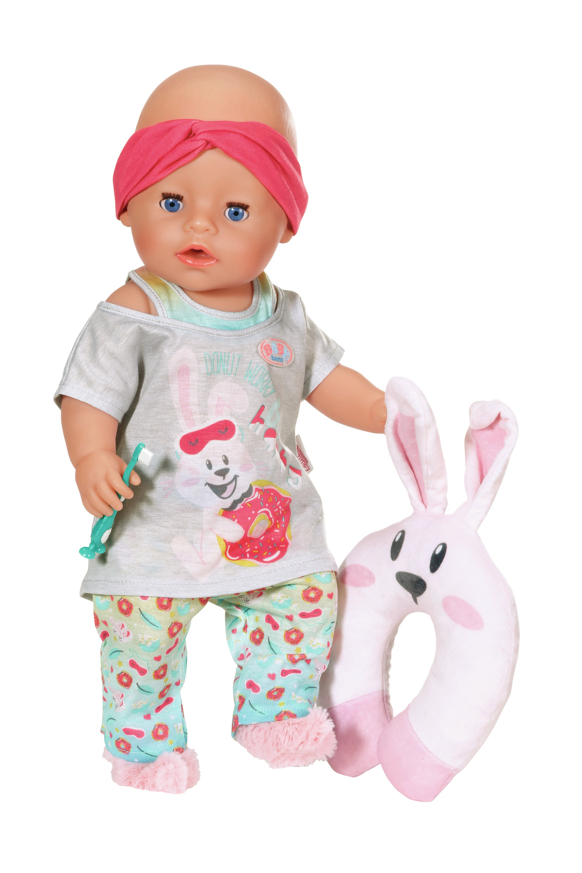 Eine Babypuppe mit rosa Stirnband, Pyjama mit Häschen, Zahnbürste und Hasenkissen.