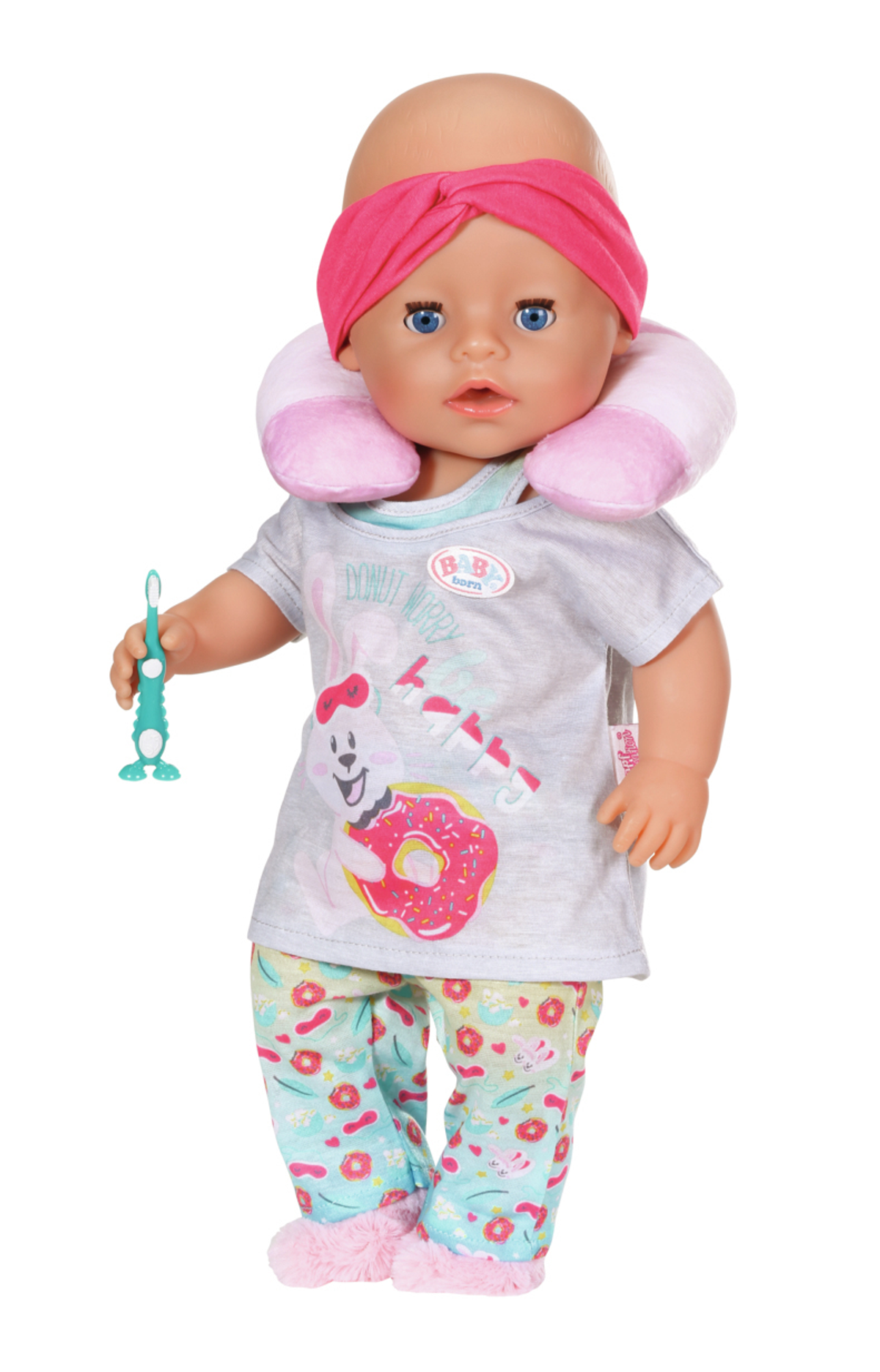 Puppe mit rosa Stirnband und Pyjama, die eine Zahnbürste hält. Weißer Hintergrund, rosa Nackenkissen.