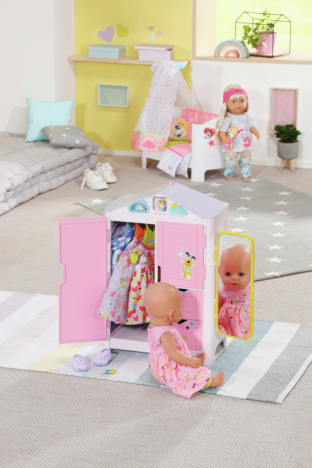 Puppe in rosa Kleid, schaut in Spiegel, in rosa Kleiderschrank mit Zubehör.
