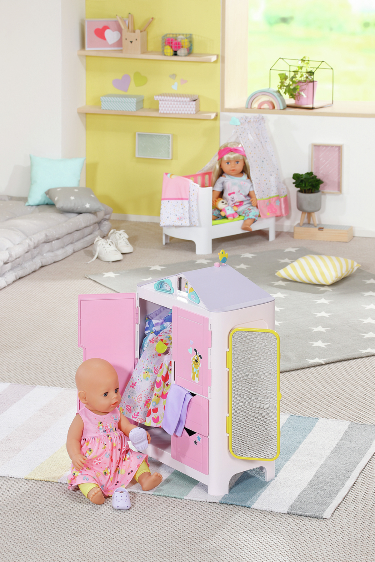 Eine Puppe sitzt neben einem Kleiderschrank, Bett mit Puppe, Spielzeug in einer Raumumgebung.